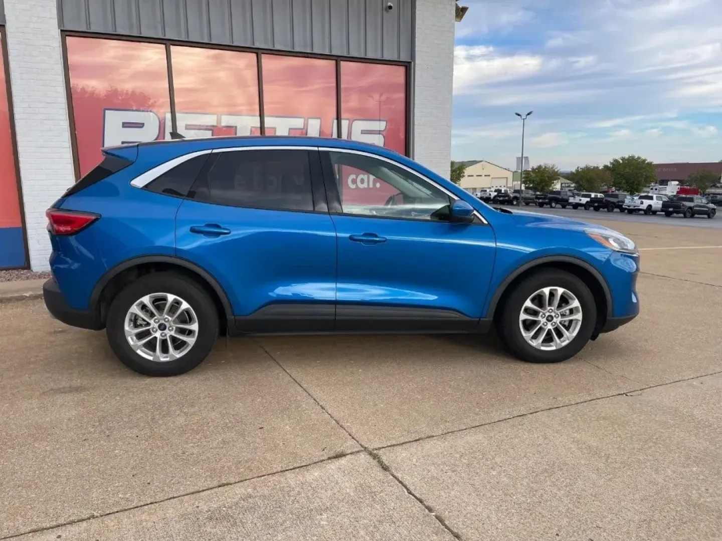 2020 Ford Escape SE (1FMCU0G60LU) with an 1.5L Turbocharged engine, located at 970 Woodlawn Dr., Farmington, MO, 63640, (573) 431-7800, 37.825642, -90.468674 - **Adventure Awaits with the 2020 Ford Escape SE Your Ideal Companion for Life in Farmington!**<br /> <br /> Are you ready to upgrade your driving experience? Whether you're commuting to work, shuttling the kids to school, or planning weekend getaways, the 2020 Ford Escape SE is the perfect blend of - Photo#6