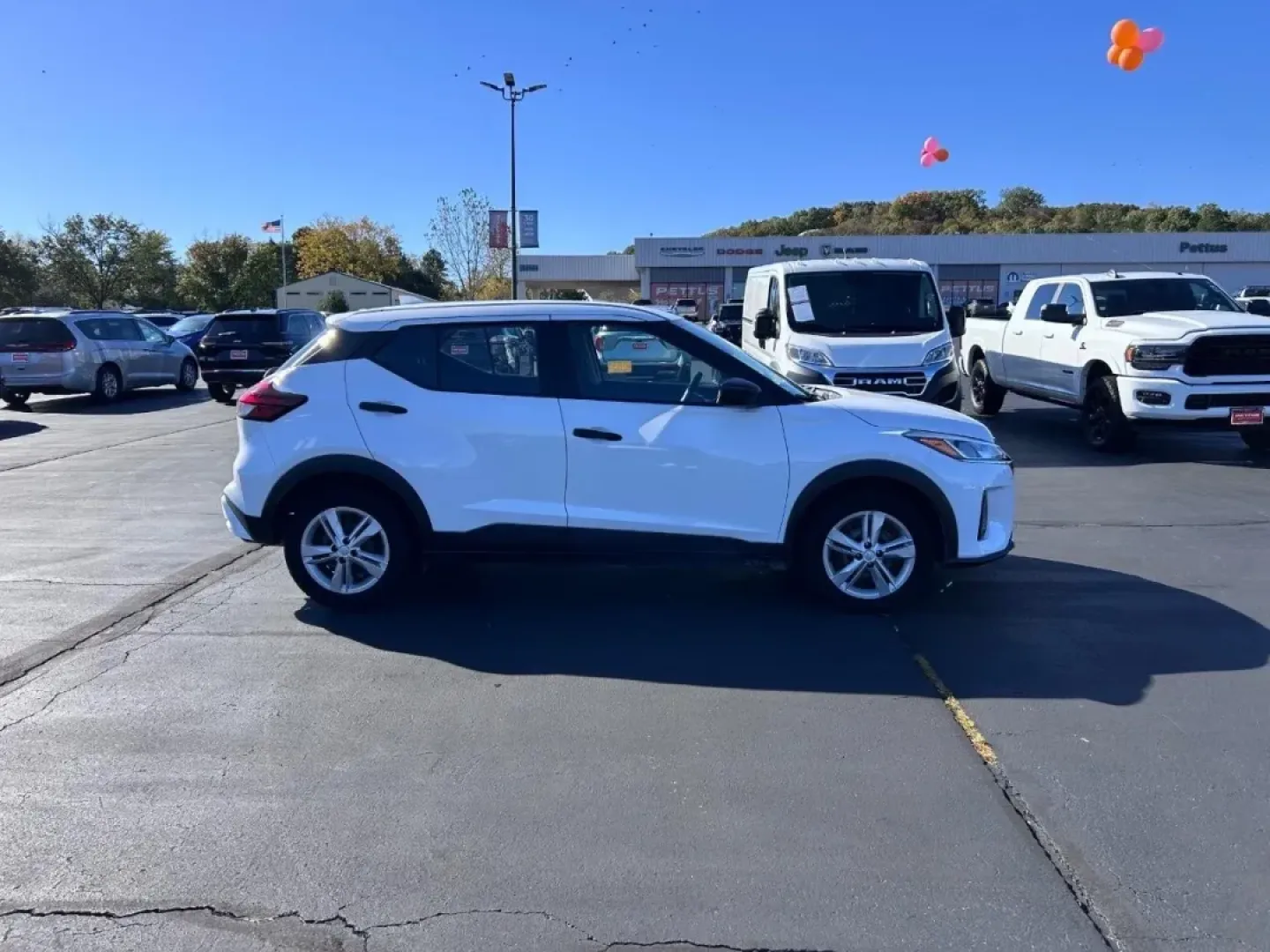 2022 /Charcoal Cloth Nissan Kicks S (3N1CP5BV9NL) with an 1.6L DOHC 16V 4-Cylinder engine, Automatic transmission, located at 970 Woodlawn Dr., Farmington, MO, 63640, (573) 431-7800, 37.825642, -90.468674 - **Elevate Your Daily Drive with the 2022 Nissan Kicks S at Pettus CDJR Farmington**<br /> <br /> If you're seeking a vehicle that seamlessly blends practicality with style, the 2022 Nissan Kicks S is the perfect choice for those who want an affordable vehicle while living life to the fullest. With i - Photo#1