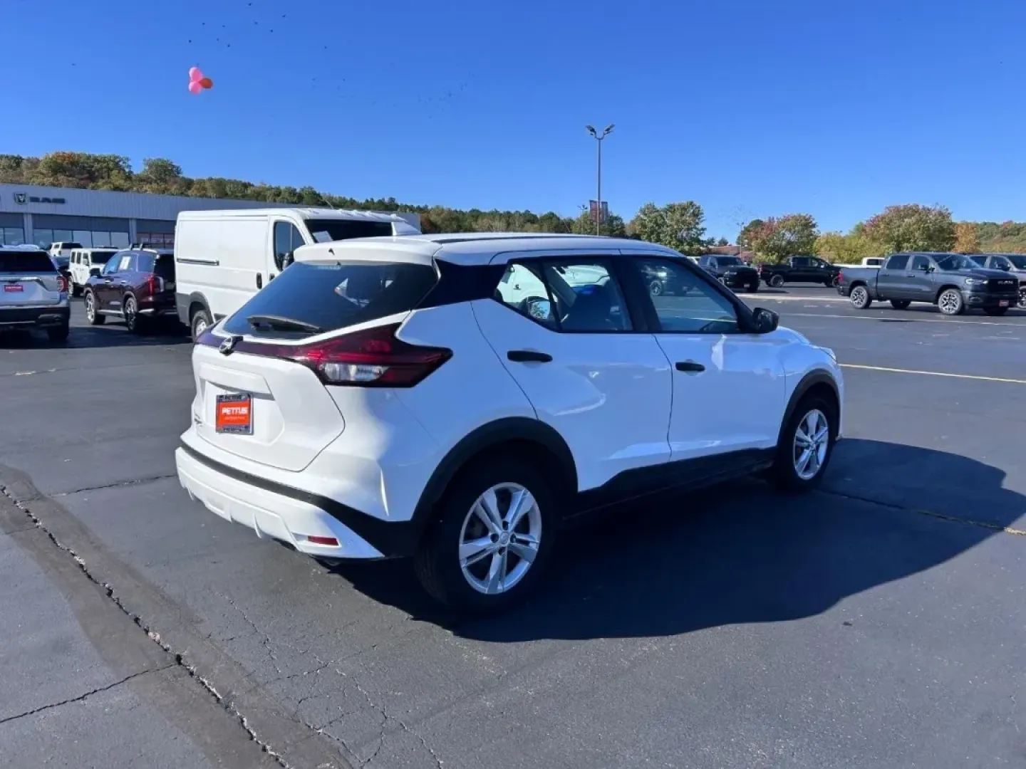 2022 /Charcoal Cloth Nissan Kicks S (3N1CP5BV9NL) with an 1.6L DOHC 16V 4-Cylinder engine, Automatic transmission, located at 970 Woodlawn Dr., Farmington, MO, 63640, (573) 431-7800, 37.825642, -90.468674 - **Elevate Your Daily Drive with the 2022 Nissan Kicks S at Pettus CDJR Farmington**<br /> <br /> If you're seeking a vehicle that seamlessly blends practicality with style, the 2022 Nissan Kicks S is the perfect choice for those who want an affordable vehicle while living life to the fullest. With i - Photo#2