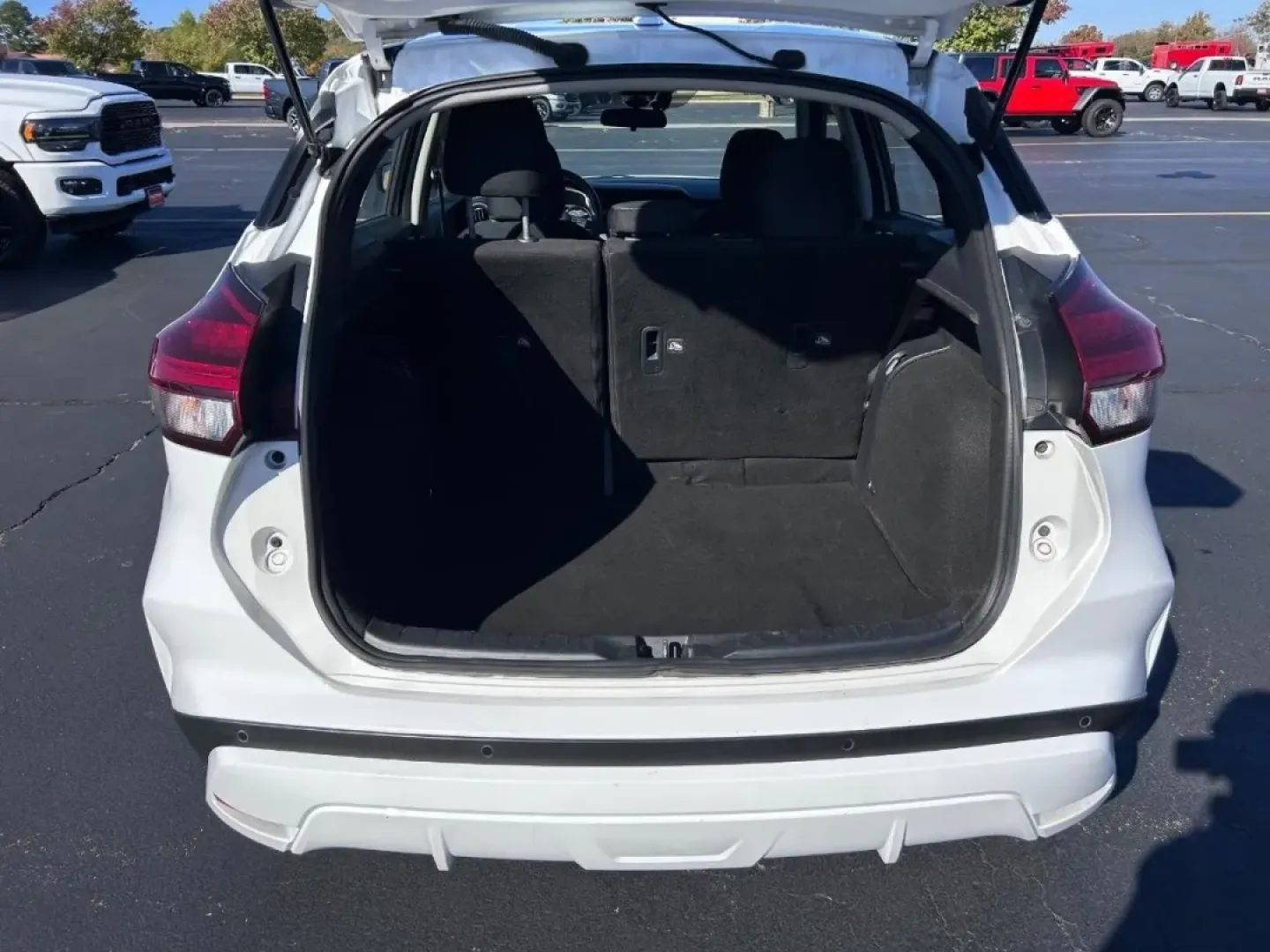 2022 /Charcoal Cloth Nissan Kicks S (3N1CP5BV9NL) with an 1.6L DOHC 16V 4-Cylinder engine, Automatic transmission, located at 970 Woodlawn Dr., Farmington, MO, 63640, (573) 431-7800, 37.825642, -90.468674 - **Elevate Your Daily Drive with the 2022 Nissan Kicks S at Pettus CDJR Farmington**<br /> <br /> If you're seeking a vehicle that seamlessly blends practicality with style, the 2022 Nissan Kicks S is the perfect choice for those who want an affordable vehicle while living life to the fullest. With i - Photo#4