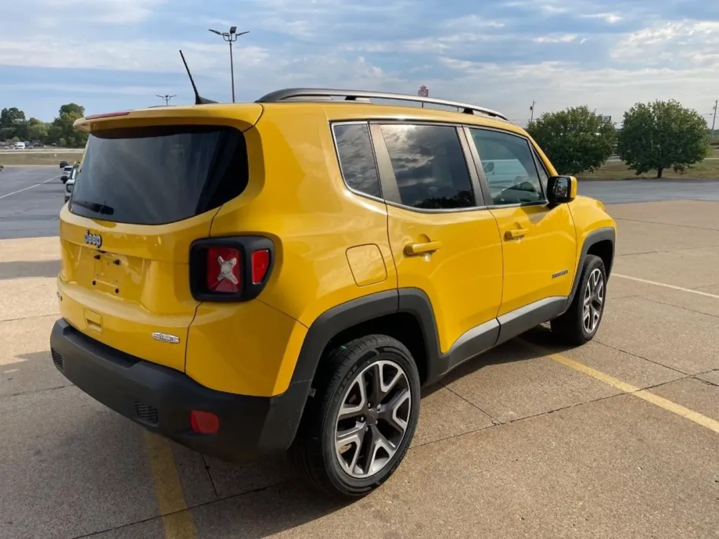 2018 /Black Cloth Jeep Renegade Latitude (ZACCJBBB5JP) with an 2.4L engine, located at 970 Woodlawn Dr., Farmington, MO, 63640, (573) 431-7800, 37.825642, -90.468674 - **Adventure Awaits with This 2018 Jeep Renegade: The Ideal Crossover for Your Next Journey!**<br /> <br /> Are you ready to elevate your lifestyle with a vehicle that's as adventurous as you are? The 2018 Jeep Renegade is the perfect crossover for those who crave exploration, whether you're navigati - Photo#3