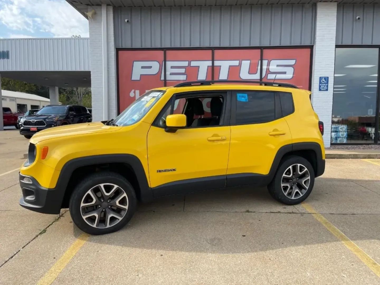 2018 /Black Cloth Jeep Renegade Latitude (ZACCJBBB5JP) with an 2.4L engine, located at 970 Woodlawn Dr., Farmington, MO, 63640, (573) 431-7800, 37.825642, -90.468674 - **Adventure Awaits with This 2018 Jeep Renegade: The Ideal Crossover for Your Next Journey!**<br /> <br /> Are you ready to elevate your lifestyle with a vehicle that's as adventurous as you are? The 2018 Jeep Renegade is the perfect crossover for those who crave exploration, whether you're navigati - Photo#8