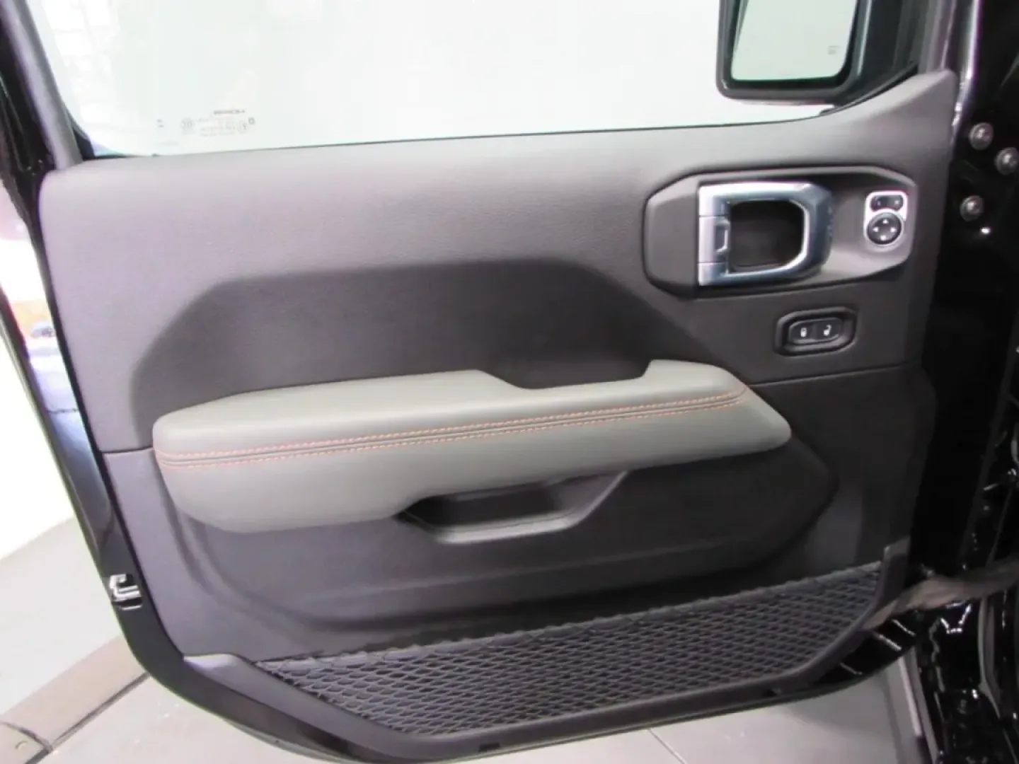 2025 /Black Jeep Gladiator Mojave (1C6RJTEG5SL) with an Other engine, Automatic transmission, located at 12830 Highway 21, De Soto, MO, 63020, (636) 337-7777, 38.153099, -90.573624 - Are you ready to elevate your weekend adventures and daily commutes? Look no further than this impressive 2025 Jeep Gladiator, a truck designed for those who demand versatility, rugged capability, and a touch of luxury. Perfectly suited for outdoor enthusiasts and city dwellers alike, this pre-owned - Photo#12