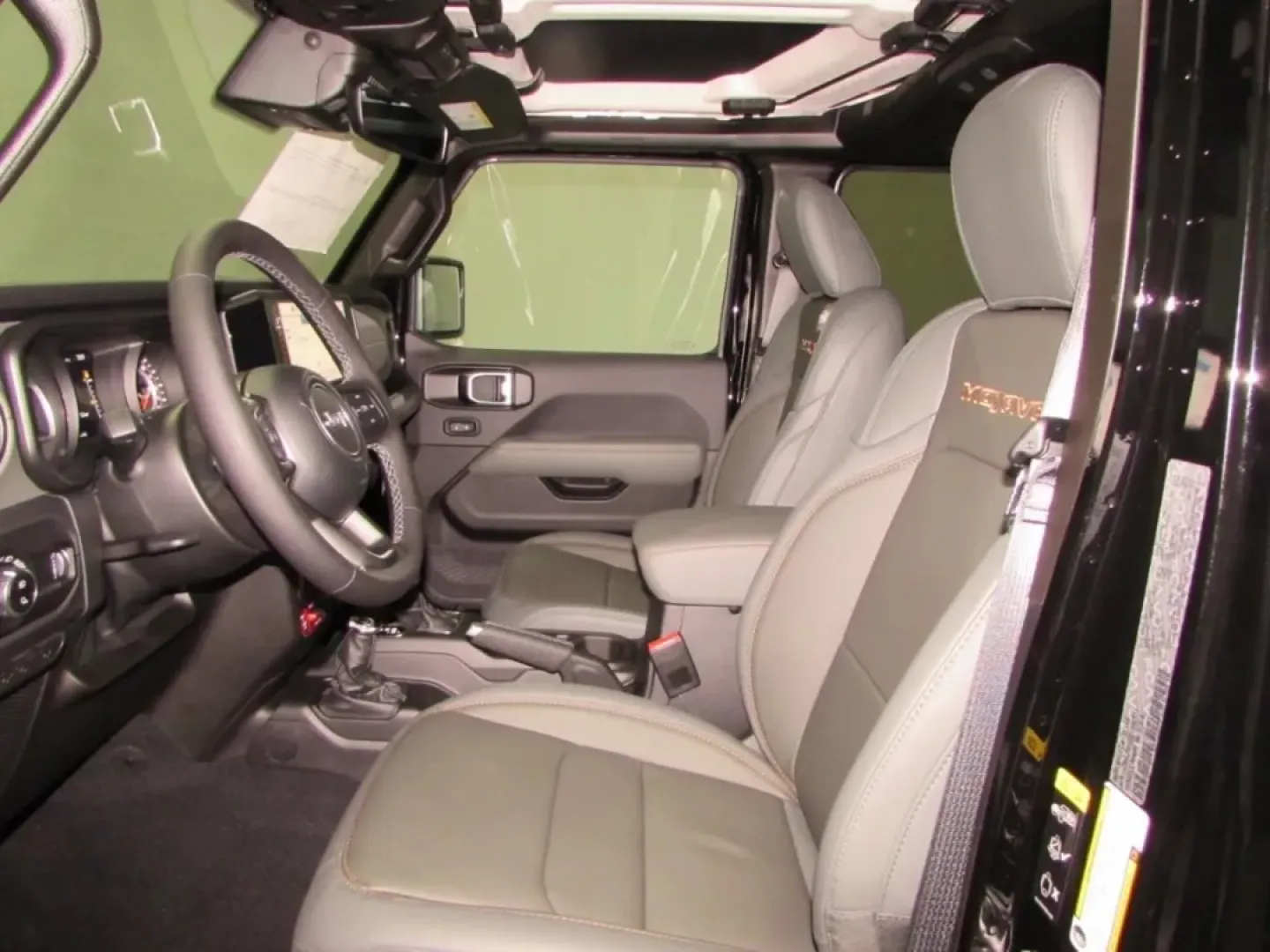 2025 /Black Jeep Gladiator Mojave (1C6RJTEG5SL) with an Other engine, Automatic transmission, located at 12830 Highway 21, De Soto, MO, 63020, (636) 337-7777, 38.153099, -90.573624 - Are you ready to elevate your weekend adventures and daily commutes? Look no further than this impressive 2025 Jeep Gladiator, a truck designed for those who demand versatility, rugged capability, and a touch of luxury. Perfectly suited for outdoor enthusiasts and city dwellers alike, this pre-owned - Photo#13