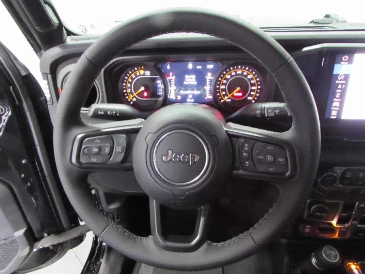 2025 /Black Jeep Gladiator Mojave (1C6RJTEG5SL) with an Other engine, Automatic transmission, located at 12830 Highway 21, De Soto, MO, 63020, (636) 337-7777, 38.153099, -90.573624 - Are you ready to elevate your weekend adventures and daily commutes? Look no further than this impressive 2025 Jeep Gladiator, a truck designed for those who demand versatility, rugged capability, and a touch of luxury. Perfectly suited for outdoor enthusiasts and city dwellers alike, this pre-owned - Photo#15