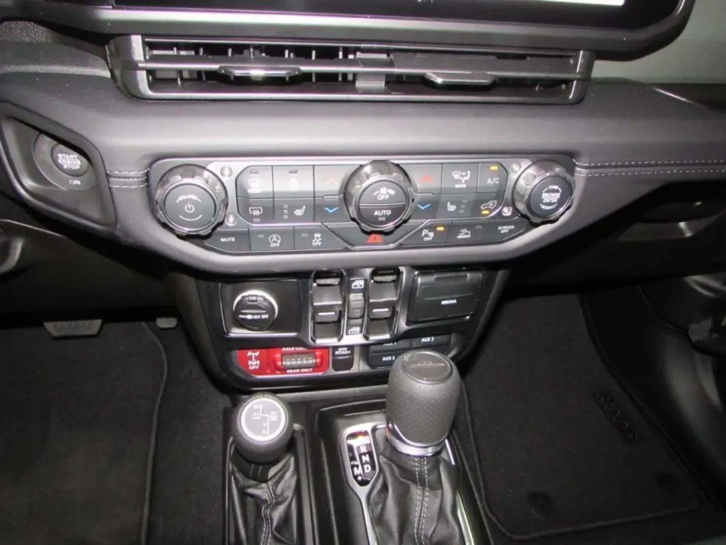 2025 /Black Jeep Gladiator Mojave (1C6RJTEG5SL) with an Other engine, Automatic transmission, located at 12830 Highway 21, De Soto, MO, 63020, (636) 337-7777, 38.153099, -90.573624 - Are you ready to elevate your weekend adventures and daily commutes? Look no further than this impressive 2025 Jeep Gladiator, a truck designed for those who demand versatility, rugged capability, and a touch of luxury. Perfectly suited for outdoor enthusiasts and city dwellers alike, this pre-owned - Photo#21