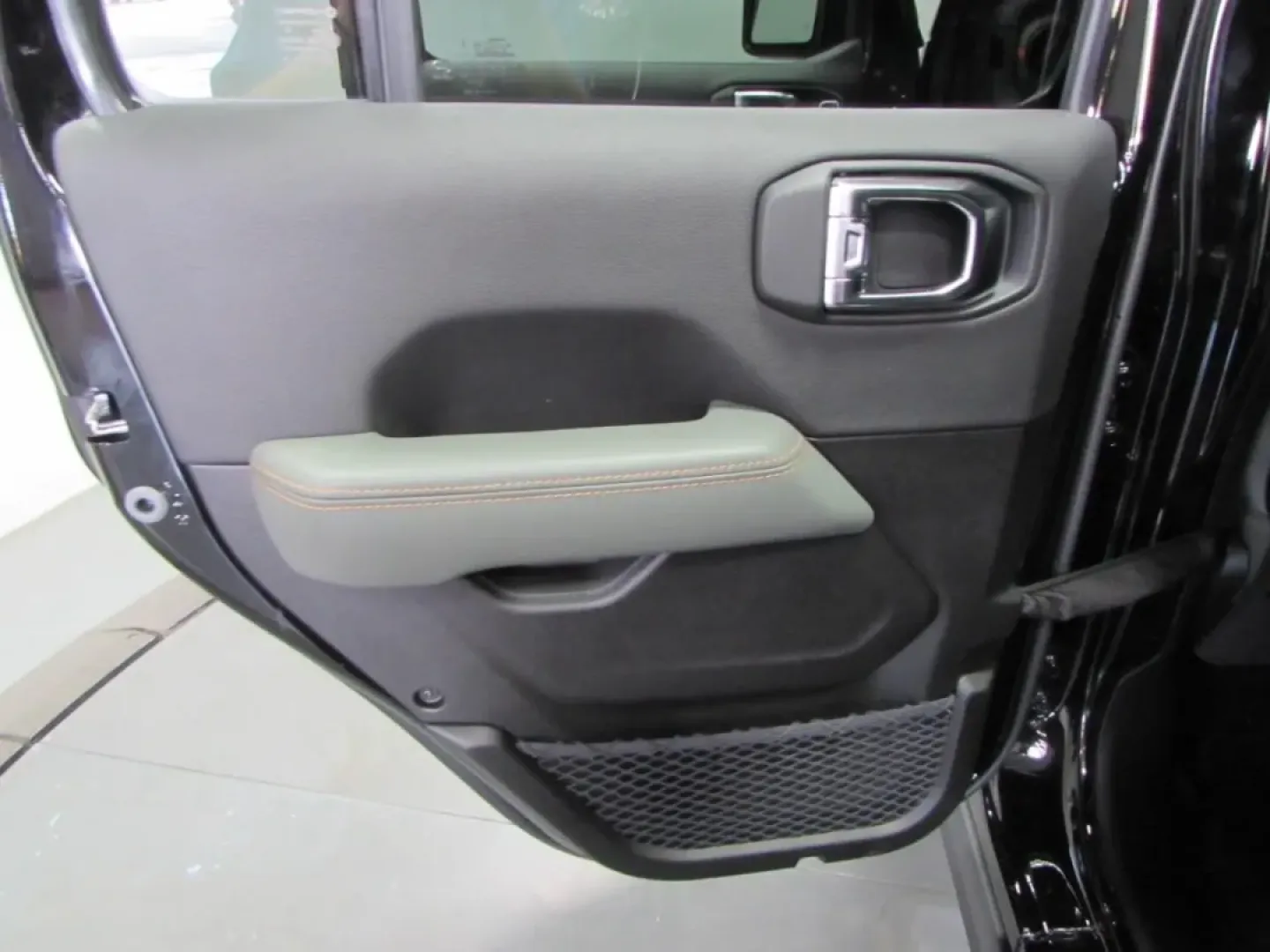 2025 /Black Jeep Gladiator Mojave (1C6RJTEG5SL) with an Other engine, Automatic transmission, located at 12830 Highway 21, De Soto, MO, 63020, (636) 337-7777, 38.153099, -90.573624 - Are you ready to elevate your weekend adventures and daily commutes? Look no further than this impressive 2025 Jeep Gladiator, a truck designed for those who demand versatility, rugged capability, and a touch of luxury. Perfectly suited for outdoor enthusiasts and city dwellers alike, this pre-owned - Photo#24