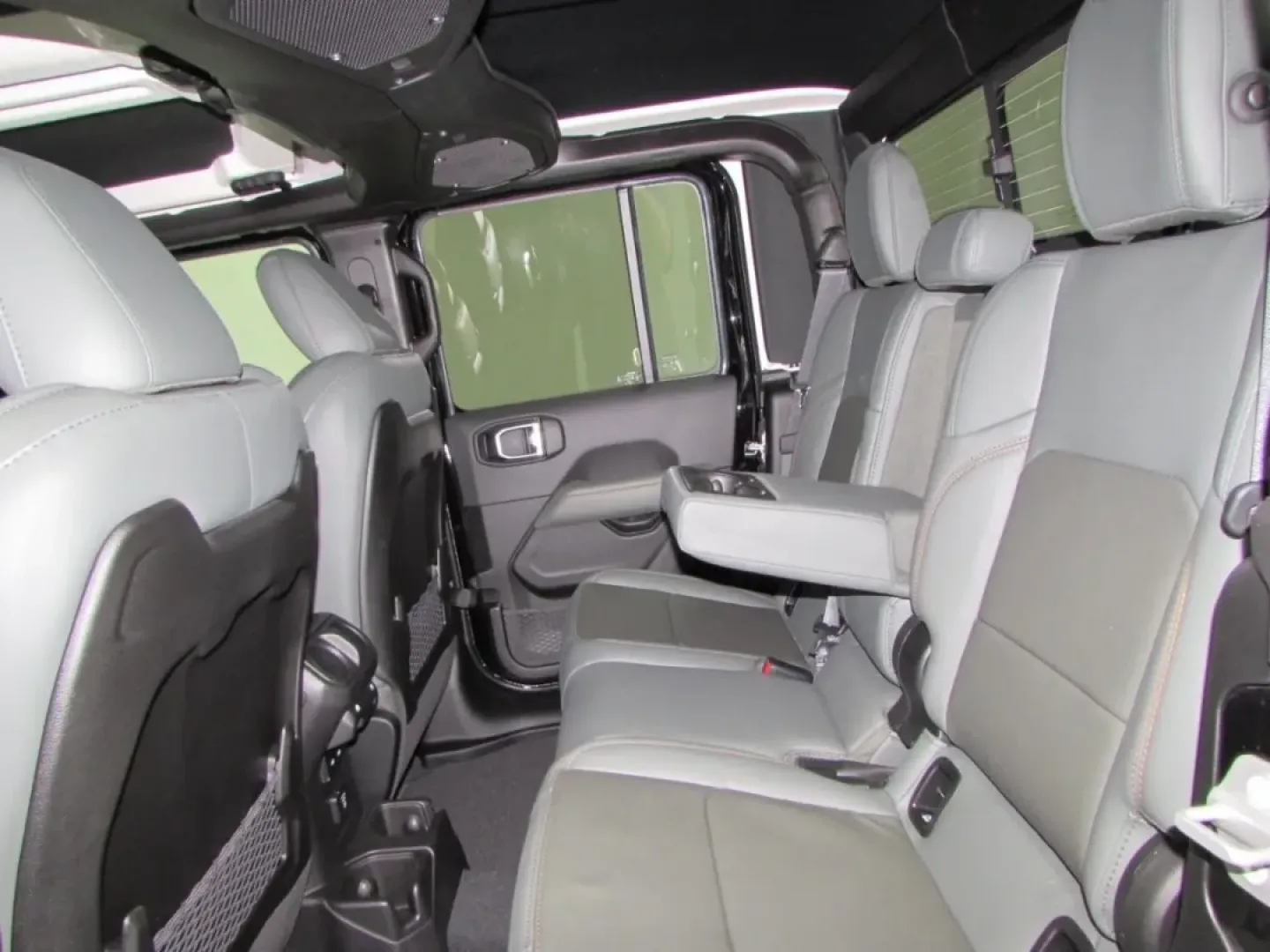 2025 /Black Jeep Gladiator Mojave (1C6RJTEG5SL) with an Other engine, Automatic transmission, located at 12830 Highway 21, De Soto, MO, 63020, (636) 337-7777, 38.153099, -90.573624 - Are you ready to elevate your weekend adventures and daily commutes? Look no further than this impressive 2025 Jeep Gladiator, a truck designed for those who demand versatility, rugged capability, and a touch of luxury. Perfectly suited for outdoor enthusiasts and city dwellers alike, this pre-owned - Photo#25