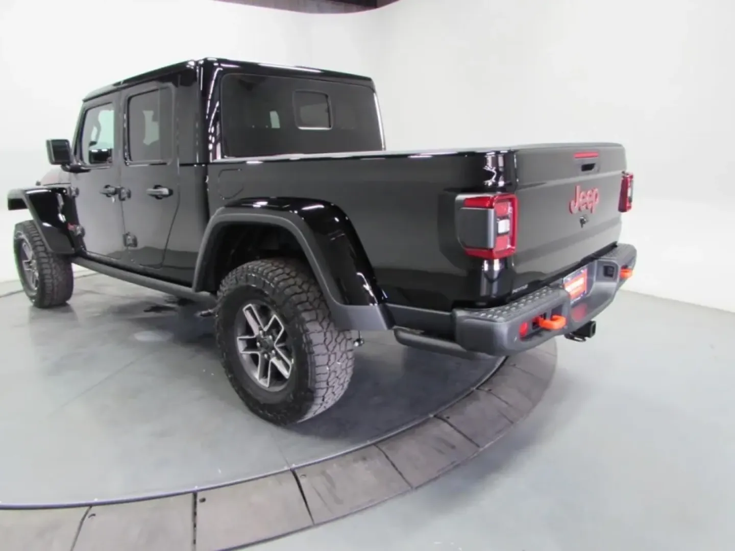 2025 /Black Jeep Gladiator Mojave (1C6RJTEG5SL) with an Other engine, Automatic transmission, located at 12830 Highway 21, De Soto, MO, 63020, (636) 337-7777, 38.153099, -90.573624 - Are you ready to elevate your weekend adventures and daily commutes? Look no further than this impressive 2025 Jeep Gladiator, a truck designed for those who demand versatility, rugged capability, and a touch of luxury. Perfectly suited for outdoor enthusiasts and city dwellers alike, this pre-owned - Photo#5