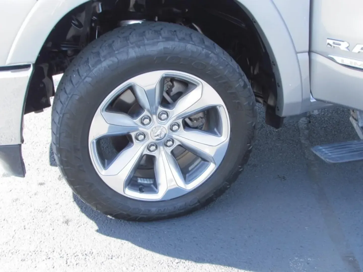 2019 /Black Ram 1500 Limited (1C6SRFHT5KN) with an Other engine, located at 12836 Highway 21, De Soto, MO, 63020, (636) 337-7777, 38.151867, -90.575615 - **Discover Your Next Adventure with This 2019 Ram 1500 at Pettus Ford De Soto!**<br /> <br /> Are you ready to elevate your weekend adventures or tackle your daily commutes with confidence? This robust 2019 Ram 1500 is the perfect companion, designed for those who crave both power and versatility. W - Photo#10