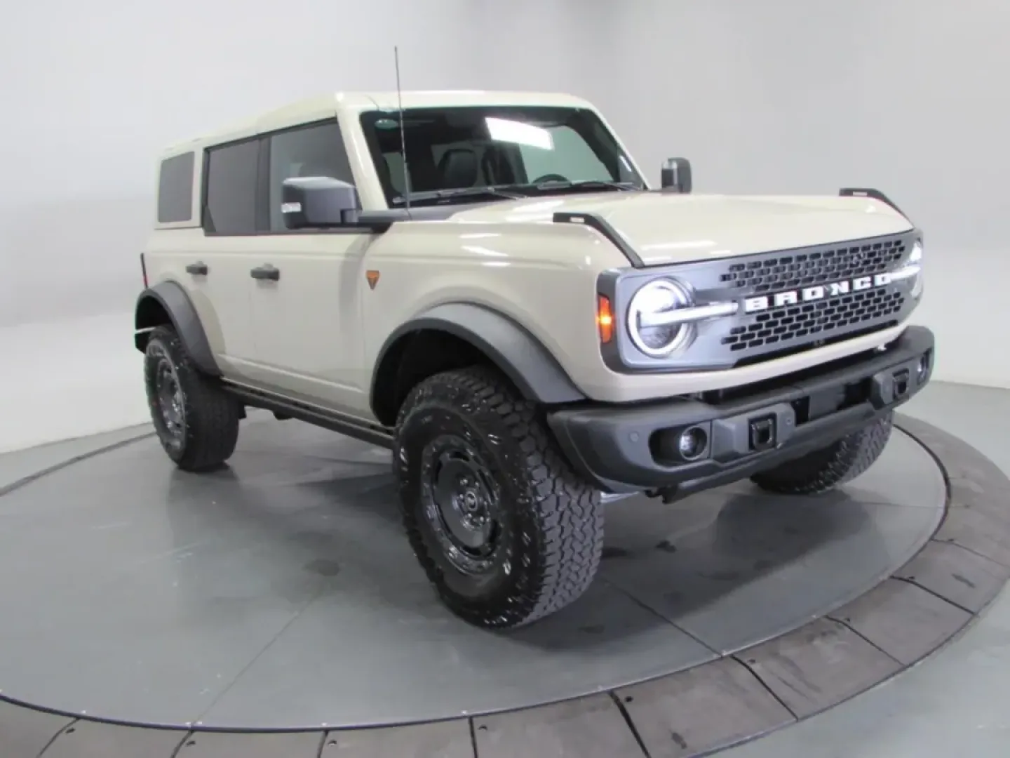 2025 /Black Onyx Ford Bronco Badlands (1FMEE9BP2SL) with an 2.7L V6 engine, located at 12836 Highway 21, De Soto, MO, 63020, (636) 337-7777, 38.151867, -90.575615 - Discover adventure on and off the road with the 2025 Ford Bronco Badlands, now available at Pettus Ford De Soto. Whether you're a weekend warrior eager to explore the great outdoors or a family seeking a reliable and spacious SUV for everyday use, this vehicle is designed to meet your needs. With ju - Photo#0