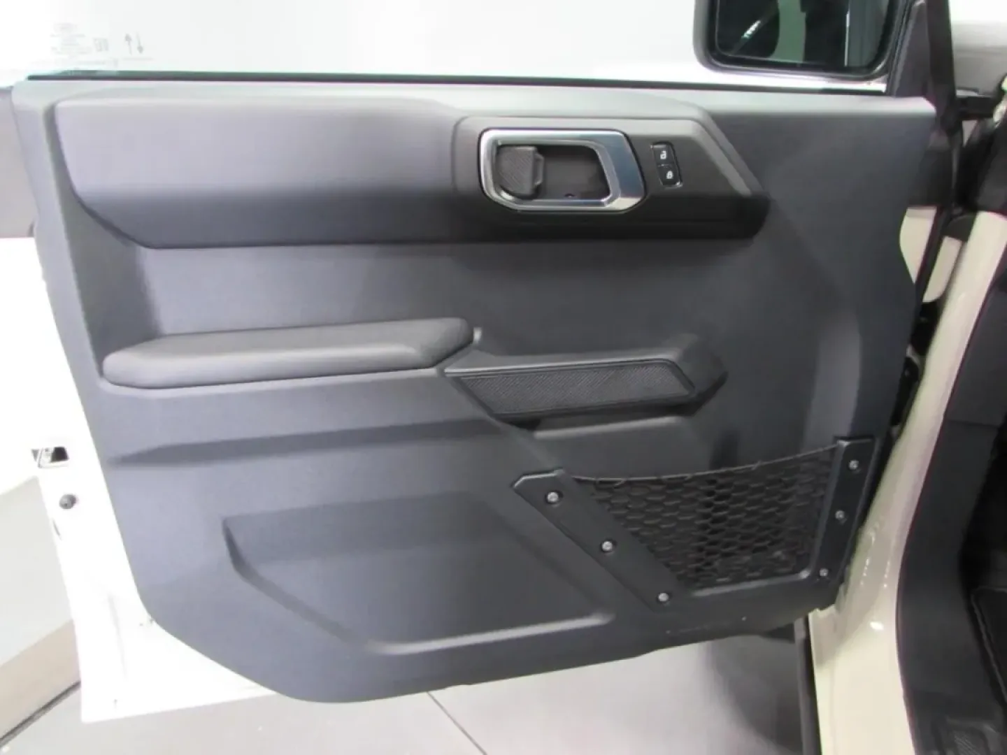 2025 /Black Onyx Ford Bronco Badlands (1FMEE9BP2SL) with an 2.7L V6 engine, located at 12836 Highway 21, De Soto, MO, 63020, (636) 337-7777, 38.151867, -90.575615 - Discover adventure on and off the road with the 2025 Ford Bronco Badlands, now available at Pettus Ford De Soto. Whether you're a weekend warrior eager to explore the great outdoors or a family seeking a reliable and spacious SUV for everyday use, this vehicle is designed to meet your needs. With ju - Photo#10