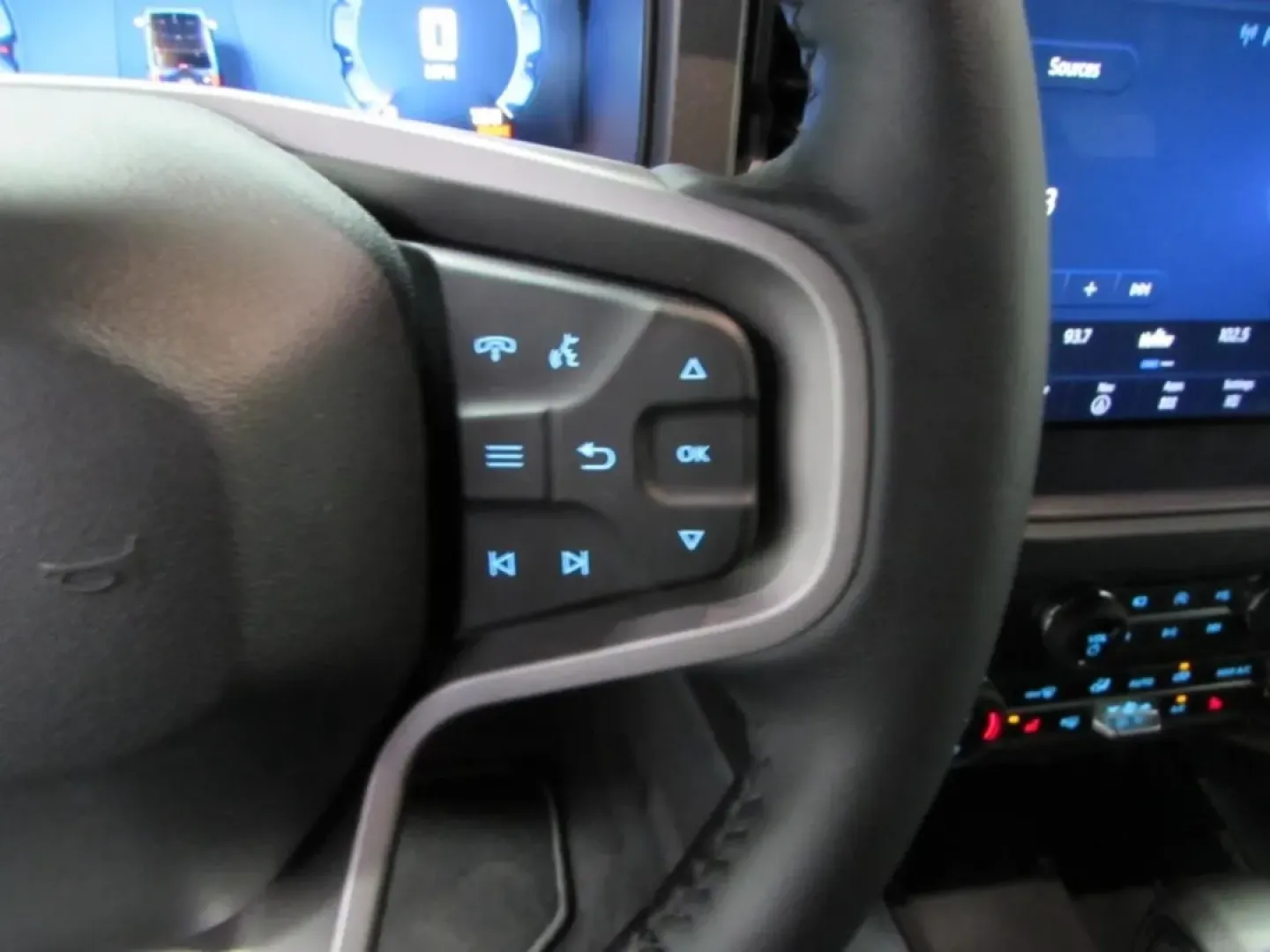 2025 /Black Onyx Ford Bronco Badlands (1FMEE9BP2SL) with an 2.7L V6 engine, located at 12836 Highway 21, De Soto, MO, 63020, (636) 337-7777, 38.151867, -90.575615 - Discover adventure on and off the road with the 2025 Ford Bronco Badlands, now available at Pettus Ford De Soto. Whether you're a weekend warrior eager to explore the great outdoors or a family seeking a reliable and spacious SUV for everyday use, this vehicle is designed to meet your needs. With ju - Photo#15