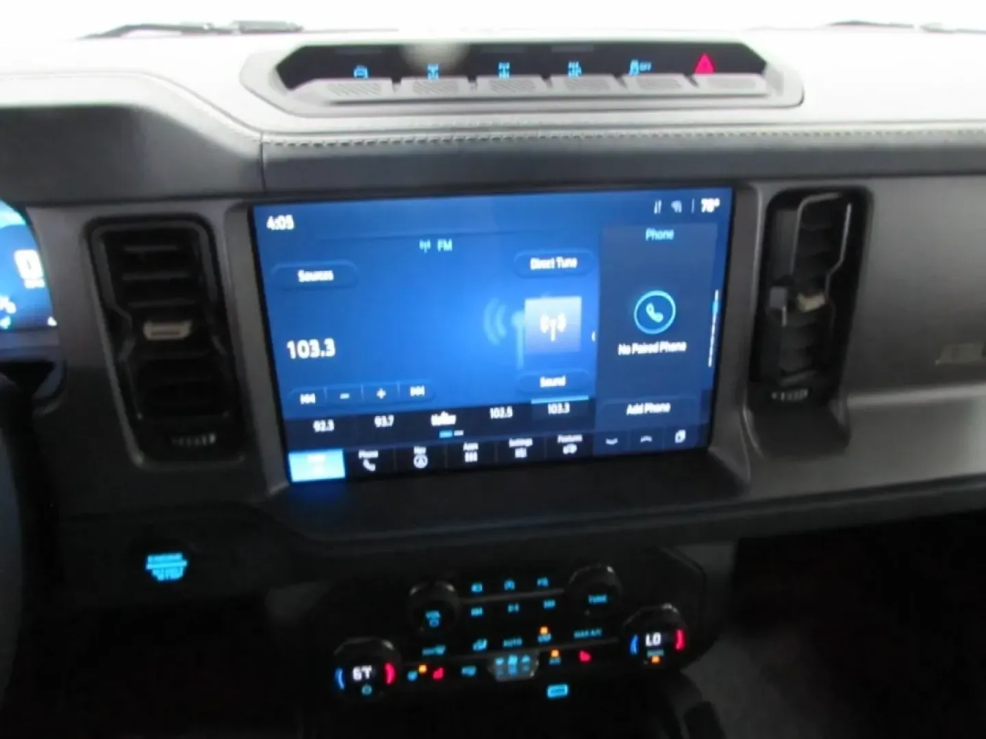 2025 /Black Onyx Ford Bronco Badlands (1FMEE9BP2SL) with an 2.7L V6 engine, located at 12836 Highway 21, De Soto, MO, 63020, (636) 337-7777, 38.151867, -90.575615 - Discover adventure on and off the road with the 2025 Ford Bronco Badlands, now available at Pettus Ford De Soto. Whether you're a weekend warrior eager to explore the great outdoors or a family seeking a reliable and spacious SUV for everyday use, this vehicle is designed to meet your needs. With ju - Photo#18