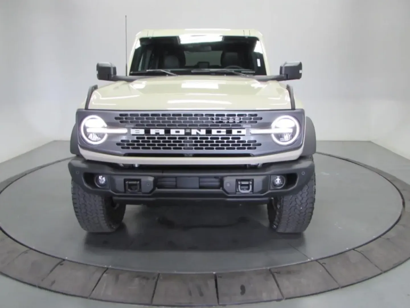 2025 /Black Onyx Ford Bronco Badlands (1FMEE9BP2SL) with an 2.7L V6 engine, located at 12836 Highway 21, De Soto, MO, 63020, (636) 337-7777, 38.151867, -90.575615 - Discover adventure on and off the road with the 2025 Ford Bronco Badlands, now available at Pettus Ford De Soto. Whether you're a weekend warrior eager to explore the great outdoors or a family seeking a reliable and spacious SUV for everyday use, this vehicle is designed to meet your needs. With ju - Photo#1