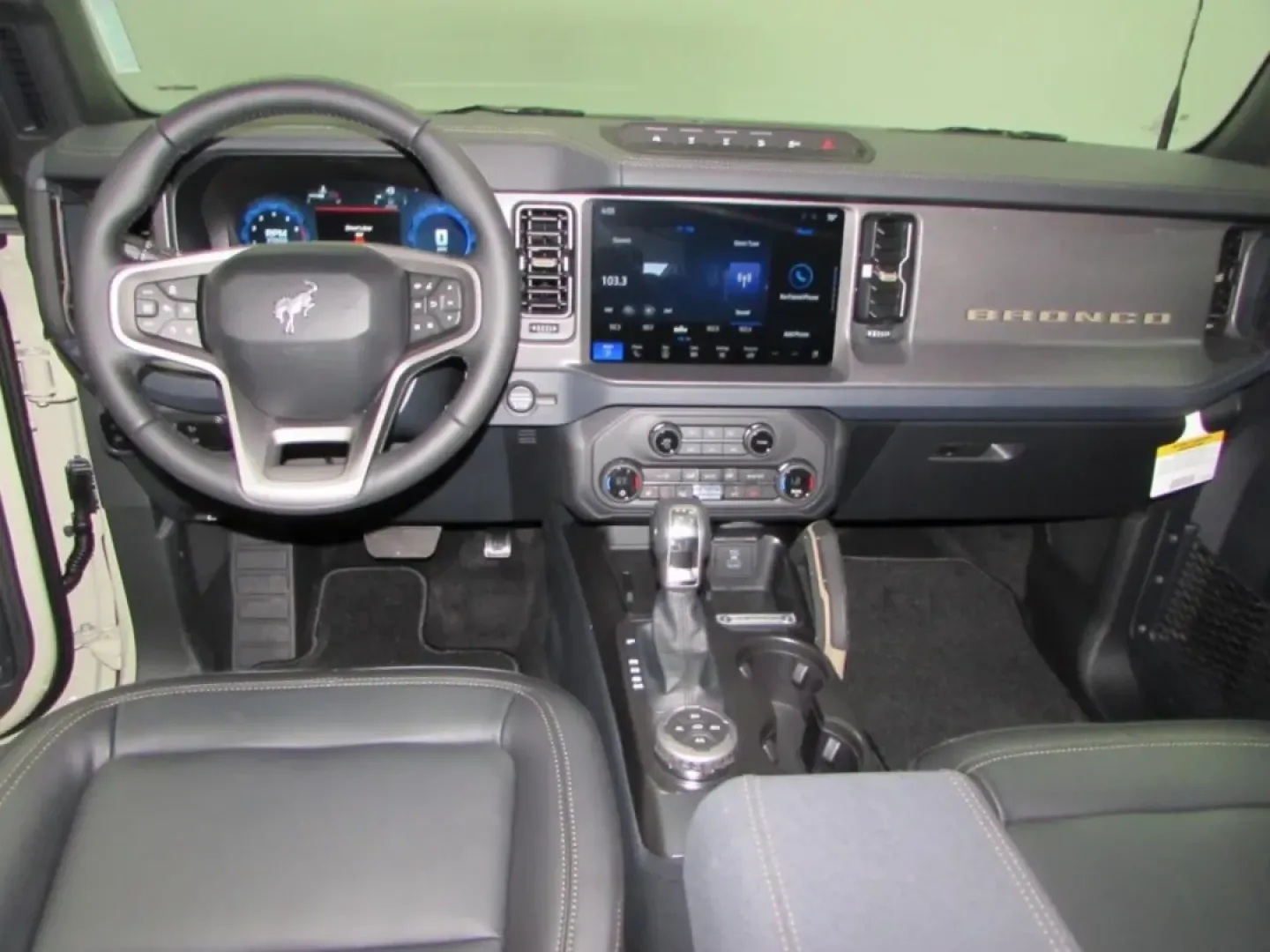 2025 /Black Onyx Ford Bronco Badlands (1FMEE9BP2SL) with an 2.7L V6 engine, located at 12836 Highway 21, De Soto, MO, 63020, (636) 337-7777, 38.151867, -90.575615 - Discover adventure on and off the road with the 2025 Ford Bronco Badlands, now available at Pettus Ford De Soto. Whether you're a weekend warrior eager to explore the great outdoors or a family seeking a reliable and spacious SUV for everyday use, this vehicle is designed to meet your needs. With ju - Photo#21