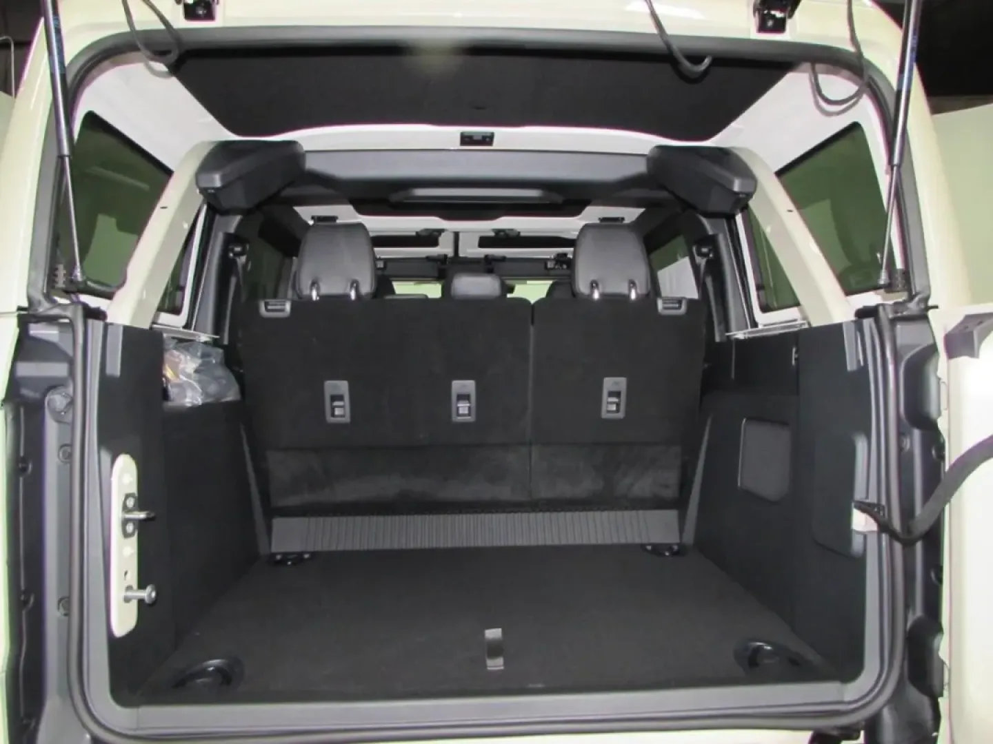 2025 /Black Onyx Ford Bronco Badlands (1FMEE9BP2SL) with an 2.7L V6 engine, located at 12836 Highway 21, De Soto, MO, 63020, (636) 337-7777, 38.151867, -90.575615 - Discover adventure on and off the road with the 2025 Ford Bronco Badlands, now available at Pettus Ford De Soto. Whether you're a weekend warrior eager to explore the great outdoors or a family seeking a reliable and spacious SUV for everyday use, this vehicle is designed to meet your needs. With ju - Photo#25