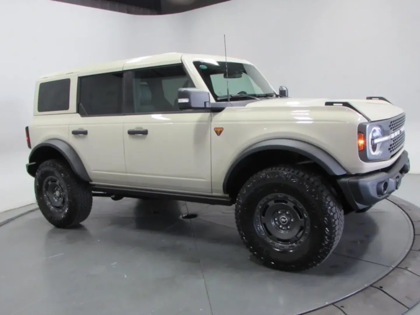 2025 /Black Onyx Ford Bronco Badlands (1FMEE9BP2SL) with an 2.7L V6 engine, located at 12836 Highway 21, De Soto, MO, 63020, (636) 337-7777, 38.151867, -90.575615 - Discover adventure on and off the road with the 2025 Ford Bronco Badlands, now available at Pettus Ford De Soto. Whether you're a weekend warrior eager to explore the great outdoors or a family seeking a reliable and spacious SUV for everyday use, this vehicle is designed to meet your needs. With ju - Photo#3