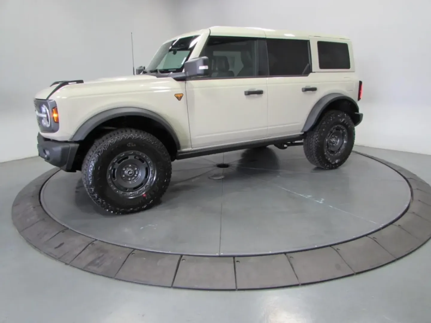 2025 /Black Onyx Ford Bronco Badlands (1FMEE9BP2SL) with an 2.7L V6 engine, located at 12836 Highway 21, De Soto, MO, 63020, (636) 337-7777, 38.151867, -90.575615 - Discover adventure on and off the road with the 2025 Ford Bronco Badlands, now available at Pettus Ford De Soto. Whether you're a weekend warrior eager to explore the great outdoors or a family seeking a reliable and spacious SUV for everyday use, this vehicle is designed to meet your needs. With ju - Photo#4