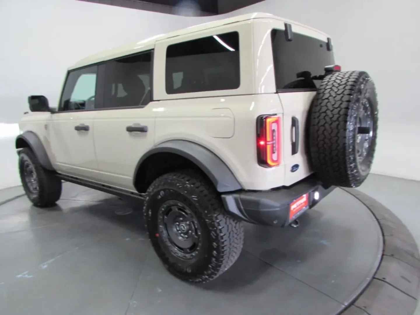 2025 /Black Onyx Ford Bronco Badlands (1FMEE9BP2SL) with an 2.7L V6 engine, located at 12836 Highway 21, De Soto, MO, 63020, (636) 337-7777, 38.151867, -90.575615 - Discover adventure on and off the road with the 2025 Ford Bronco Badlands, now available at Pettus Ford De Soto. Whether you're a weekend warrior eager to explore the great outdoors or a family seeking a reliable and spacious SUV for everyday use, this vehicle is designed to meet your needs. With ju - Photo#5