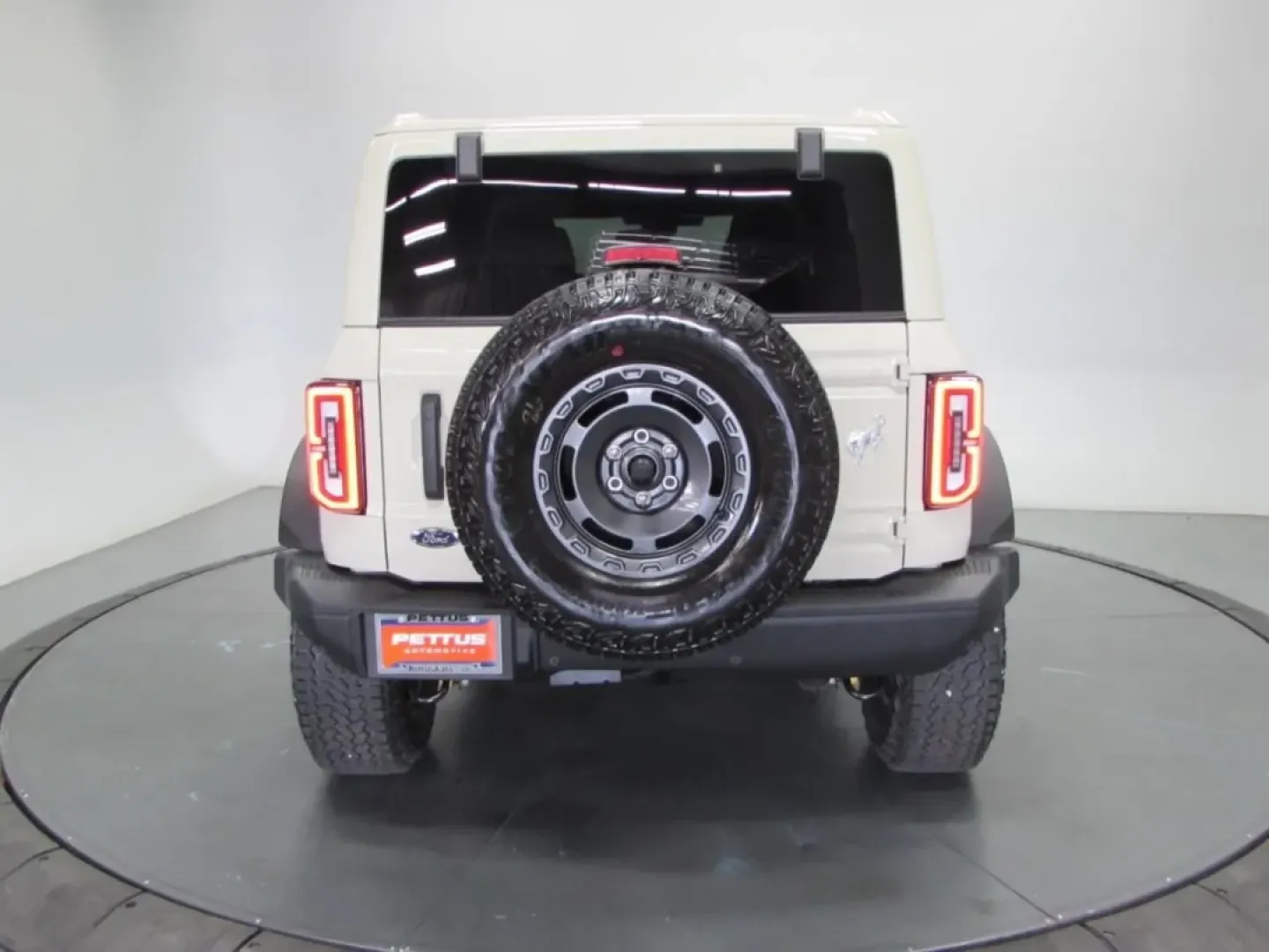 2025 /Black Onyx Ford Bronco Badlands (1FMEE9BP2SL) with an 2.7L V6 engine, located at 12836 Highway 21, De Soto, MO, 63020, (636) 337-7777, 38.151867, -90.575615 - Discover adventure on and off the road with the 2025 Ford Bronco Badlands, now available at Pettus Ford De Soto. Whether you're a weekend warrior eager to explore the great outdoors or a family seeking a reliable and spacious SUV for everyday use, this vehicle is designed to meet your needs. With ju - Photo#6