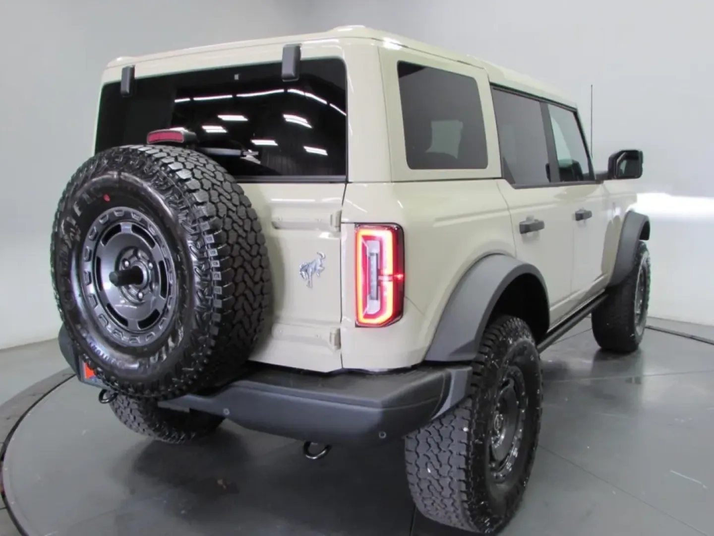 2025 /Black Onyx Ford Bronco Badlands (1FMEE9BP2SL) with an 2.7L V6 engine, located at 12836 Highway 21, De Soto, MO, 63020, (636) 337-7777, 38.151867, -90.575615 - Discover adventure on and off the road with the 2025 Ford Bronco Badlands, now available at Pettus Ford De Soto. Whether you're a weekend warrior eager to explore the great outdoors or a family seeking a reliable and spacious SUV for everyday use, this vehicle is designed to meet your needs. With ju - Photo#7