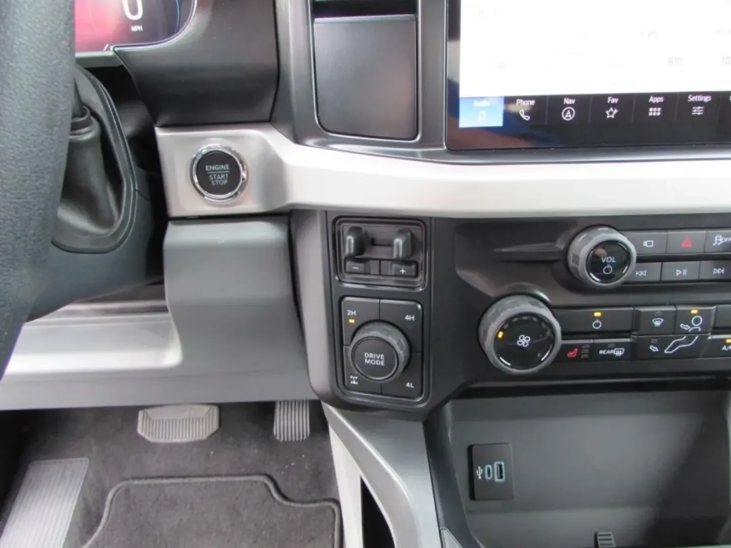 2026 Ford F-250SD XLT (1FT8W2BM3TE) with an 6.7L engine, located at 12836 Highway 21, De Soto, MO, 63020, (636) 337-7777, 38.151867, -90.575615 - **Experience the Power of the 2026 Ford Super Duty F-250 SRW-Your Ultimate Workhorse!**<br /> <br /> Are you ready to elevate your lifestyle and tackle any challenge that comes your way? Whether you're hauling heavy loads for work or embarking on weekend adventures with the family, the 2026 Ford Sup - Photo#23