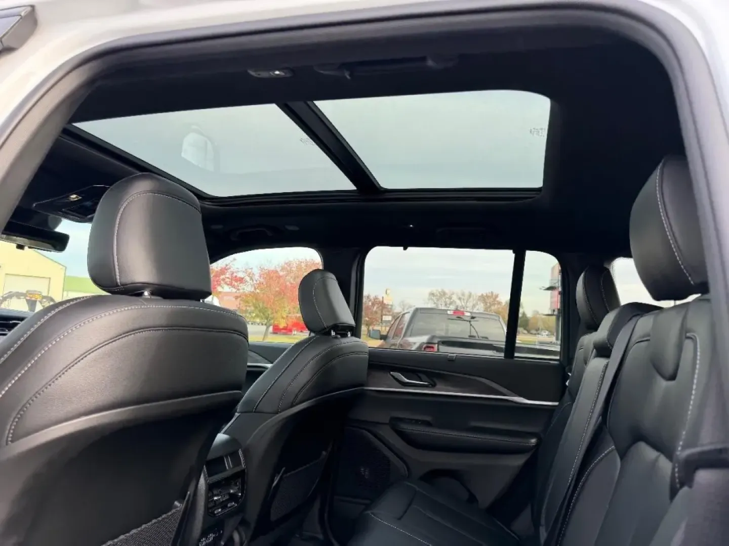 2025 /Global Black Leather Jeep Grand Cherokee Limited (1C4RJHBG2SC) with an 3.6L V6 24V VVT UPG I engine, located at 970 Woodlawn Dr., Farmington, MO, 63640, (573) 431-7800, 37.825642, -90.468674 - **Explore the Open Road with the 2025 Jeep Grand Cherokee Limited: Your Next Adventure Awaits!**<br /> <br /> Are you ready to elevate your driving experience? Whether you're navigating the daily grind of long commutes or embarking on weekend getaways with family and friends, the **2025 Jeep Grand C - Photo#10