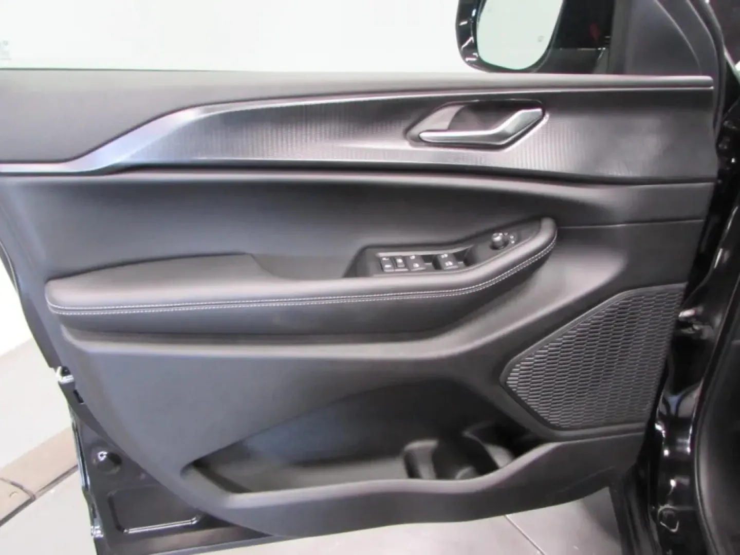 2025 /Global Black Jeep Grand Cherokee Altitude X (1C4RJHAG3S8) with an Other engine, Automatic transmission, located at 12830 Highway 21, De Soto, MO, 63020, (636) 337-7777, 38.153099, -90.573624 - **Adventure Awaits with the 2025 Jeep Grand Cherokee at Pettus CDJR DeSoto!**<br /> <br /> Are you ready to elevate your adventures? Look no further than the 2025 Jeep Grand Cherokee, a versatile SUV designed for those who crave both comfort and capability. Whether you're planning a weekend getaway - Photo#11