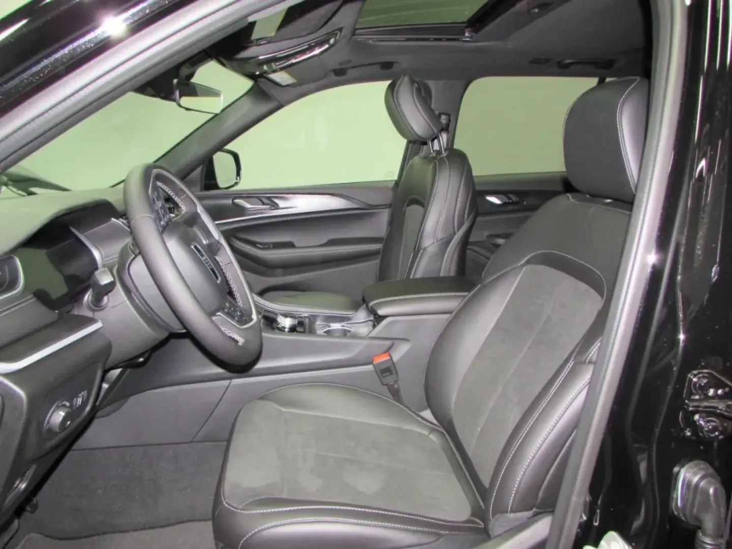 2025 /Global Black Jeep Grand Cherokee Altitude X (1C4RJHAG3S8) with an Other engine, Automatic transmission, located at 12830 Highway 21, De Soto, MO, 63020, (636) 337-7777, 38.153099, -90.573624 - **Adventure Awaits with the 2025 Jeep Grand Cherokee at Pettus CDJR DeSoto!**<br /> <br /> Are you ready to elevate your adventures? Look no further than the 2025 Jeep Grand Cherokee, a versatile SUV designed for those who crave both comfort and capability. Whether you're planning a weekend getaway - Photo#12