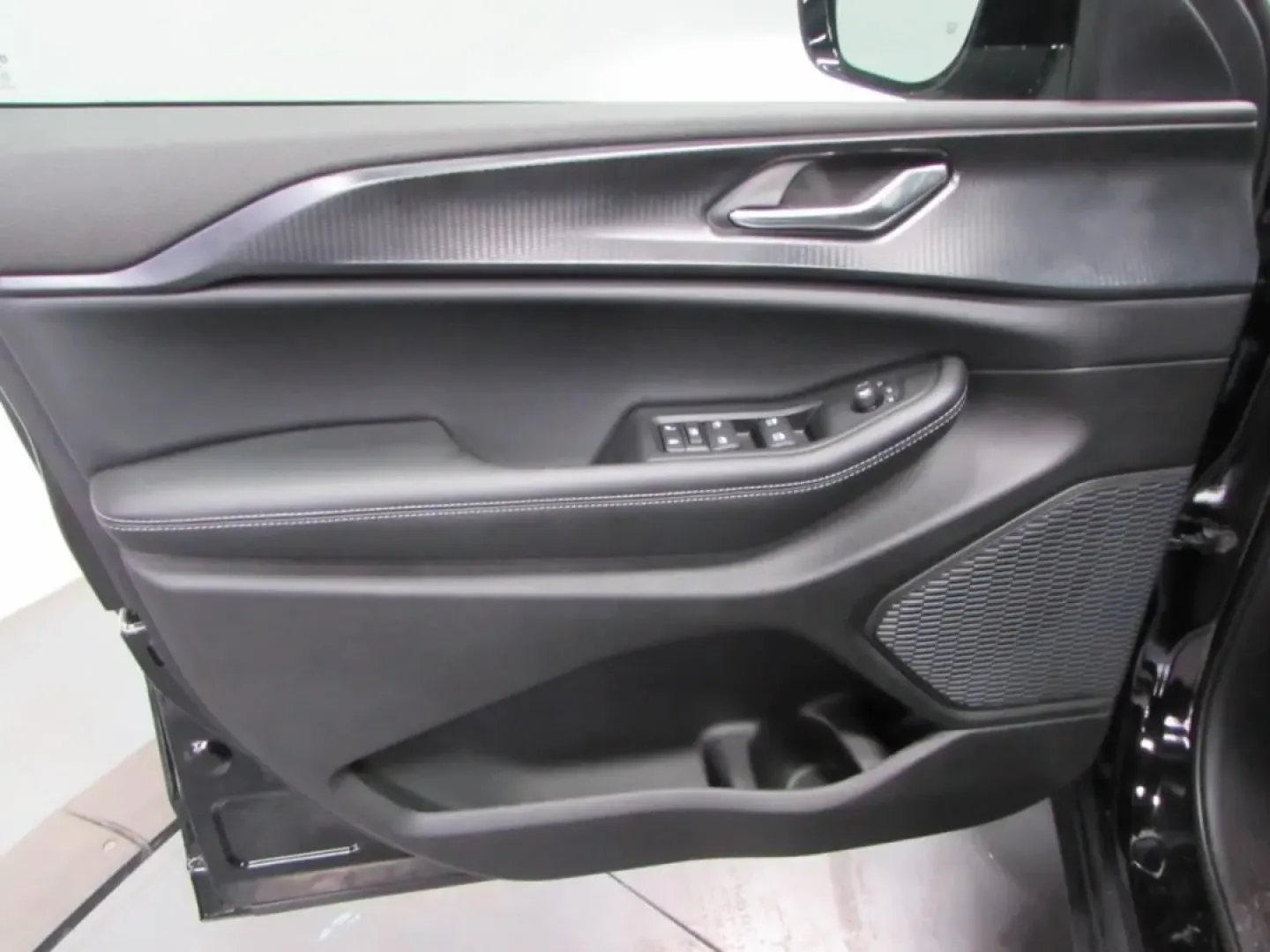 2025 /Global Black Jeep Grand Cherokee Altitude X (1C4RJKAG1S8) with an Other engine, Automatic transmission, located at 12830 Highway 21, De Soto, MO, 63020, (636) 337-7777, 38.153099, -90.573624 - **Discover Your Next Adventure with the 2025 Jeep Grand Cherokee at Pettus CDJR DeSoto!**<br /> <br /> Are you ready to elevate your lifestyle with an SUV that blends rugged capability with luxurious comfort? Whether you're conquering off-road trails, embarking on family road trips, or commuting thr - Photo#11