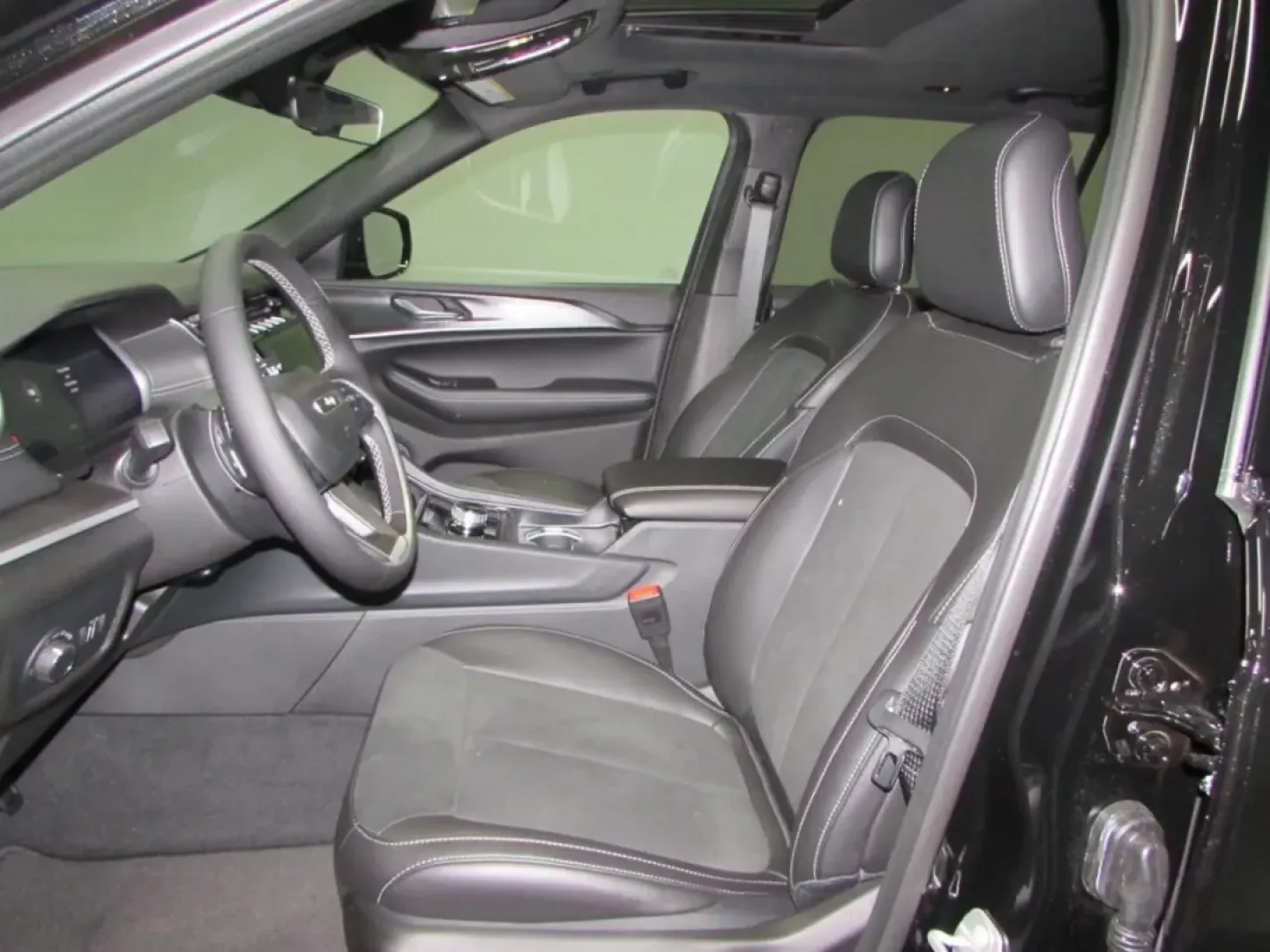 2025 /Global Black Jeep Grand Cherokee Altitude X (1C4RJKAG1S8) with an Other engine, Automatic transmission, located at 12830 Highway 21, De Soto, MO, 63020, (636) 337-7777, 38.153099, -90.573624 - **Discover Your Next Adventure with the 2025 Jeep Grand Cherokee at Pettus CDJR DeSoto!**<br /> <br /> Are you ready to elevate your lifestyle with an SUV that blends rugged capability with luxurious comfort? Whether you're conquering off-road trails, embarking on family road trips, or commuting thr - Photo#12