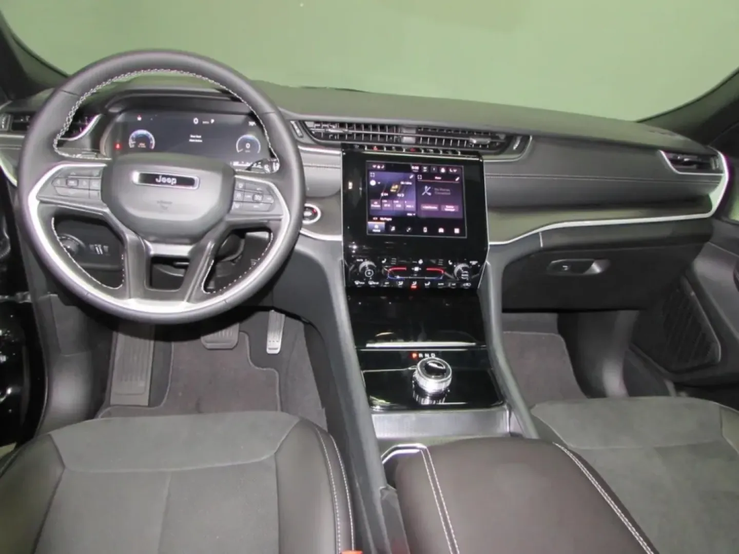 2025 /Global Black Jeep Grand Cherokee Altitude X (1C4RJKAG1S8) with an Other engine, Automatic transmission, located at 12830 Highway 21, De Soto, MO, 63020, (636) 337-7777, 38.153099, -90.573624 - **Discover Your Next Adventure with the 2025 Jeep Grand Cherokee at Pettus CDJR DeSoto!**<br /> <br /> Are you ready to elevate your lifestyle with an SUV that blends rugged capability with luxurious comfort? Whether you're conquering off-road trails, embarking on family road trips, or commuting thr - Photo#22