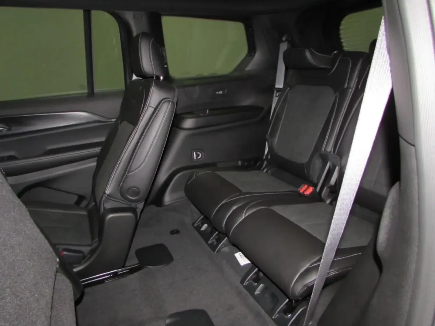 2025 /Global Black Jeep Grand Cherokee Altitude X (1C4RJKAG1S8) with an Other engine, Automatic transmission, located at 12830 Highway 21, De Soto, MO, 63020, (636) 337-7777, 38.153099, -90.573624 - **Discover Your Next Adventure with the 2025 Jeep Grand Cherokee at Pettus CDJR DeSoto!**<br /> <br /> Are you ready to elevate your lifestyle with an SUV that blends rugged capability with luxurious comfort? Whether you're conquering off-road trails, embarking on family road trips, or commuting thr - Photo#26