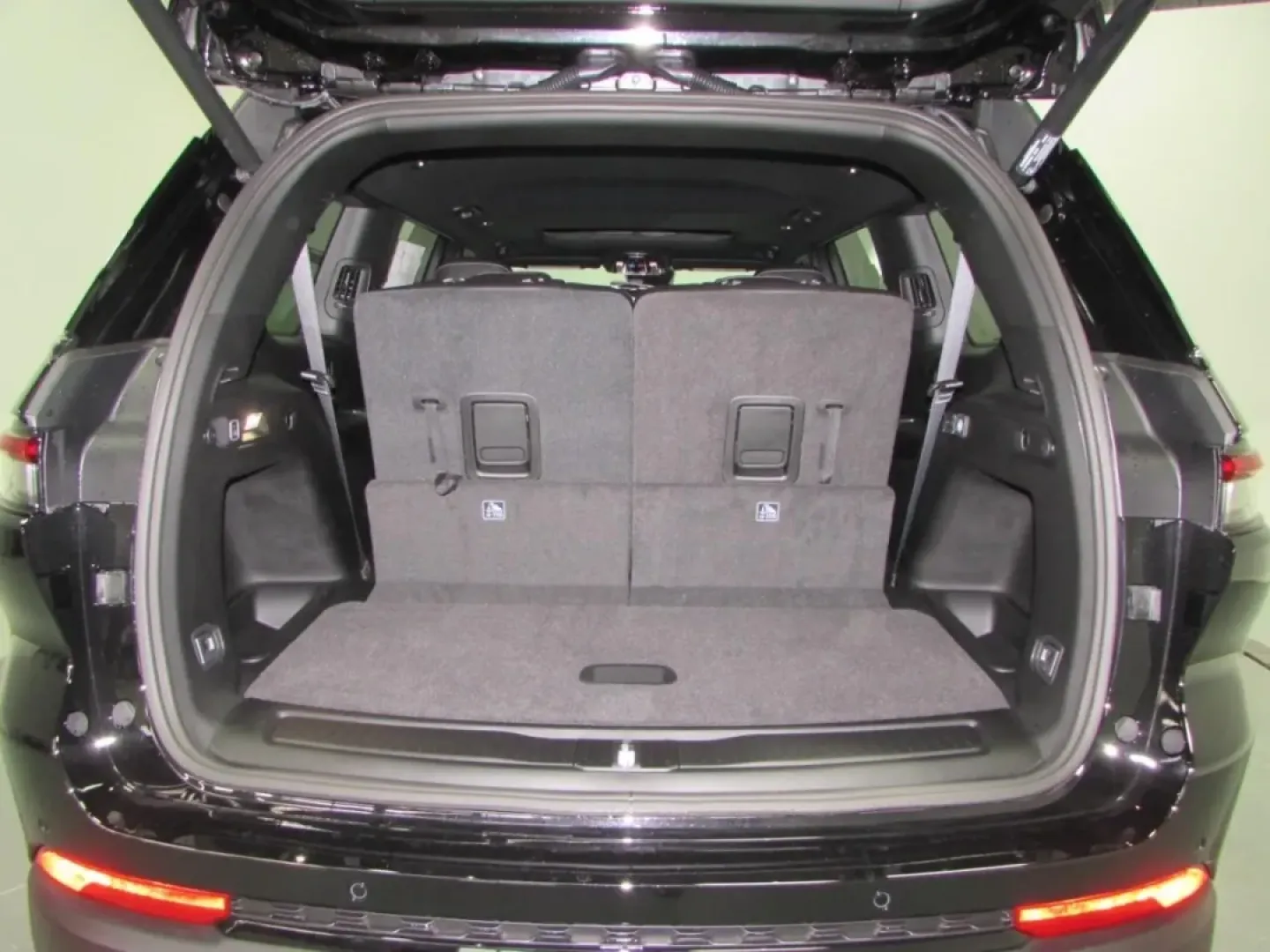 2025 /Global Black Jeep Grand Cherokee Altitude X (1C4RJKAG1S8) with an Other engine, Automatic transmission, located at 12830 Highway 21, De Soto, MO, 63020, (636) 337-7777, 38.153099, -90.573624 - **Discover Your Next Adventure with the 2025 Jeep Grand Cherokee at Pettus CDJR DeSoto!**<br /> <br /> Are you ready to elevate your lifestyle with an SUV that blends rugged capability with luxurious comfort? Whether you're conquering off-road trails, embarking on family road trips, or commuting thr - Photo#27