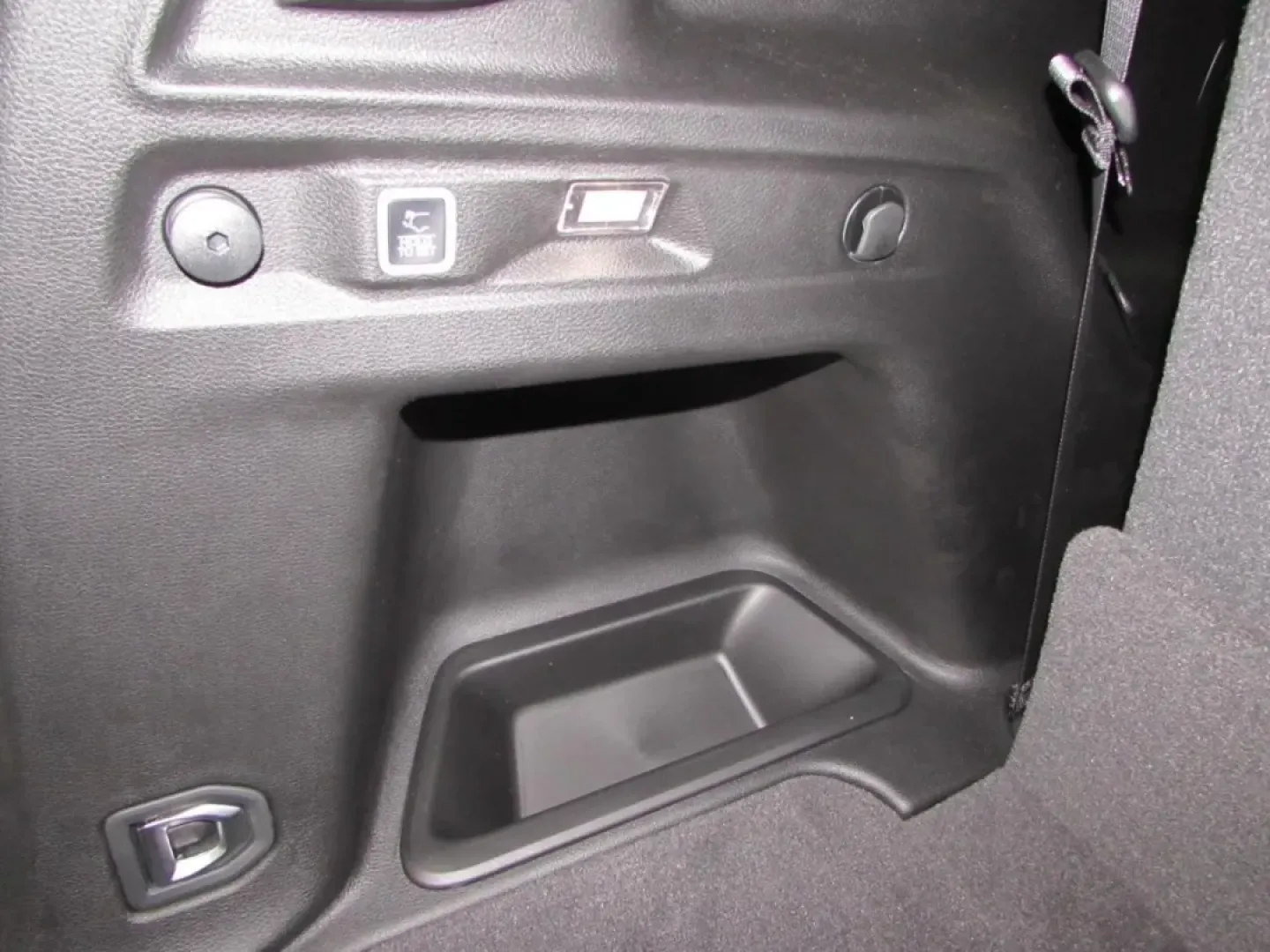 2025 /Global Black Jeep Grand Cherokee Altitude X (1C4RJKAG1S8) with an Other engine, Automatic transmission, located at 12830 Highway 21, De Soto, MO, 63020, (636) 337-7777, 38.153099, -90.573624 - **Discover Your Next Adventure with the 2025 Jeep Grand Cherokee at Pettus CDJR DeSoto!**<br /> <br /> Are you ready to elevate your lifestyle with an SUV that blends rugged capability with luxurious comfort? Whether you're conquering off-road trails, embarking on family road trips, or commuting thr - Photo#28