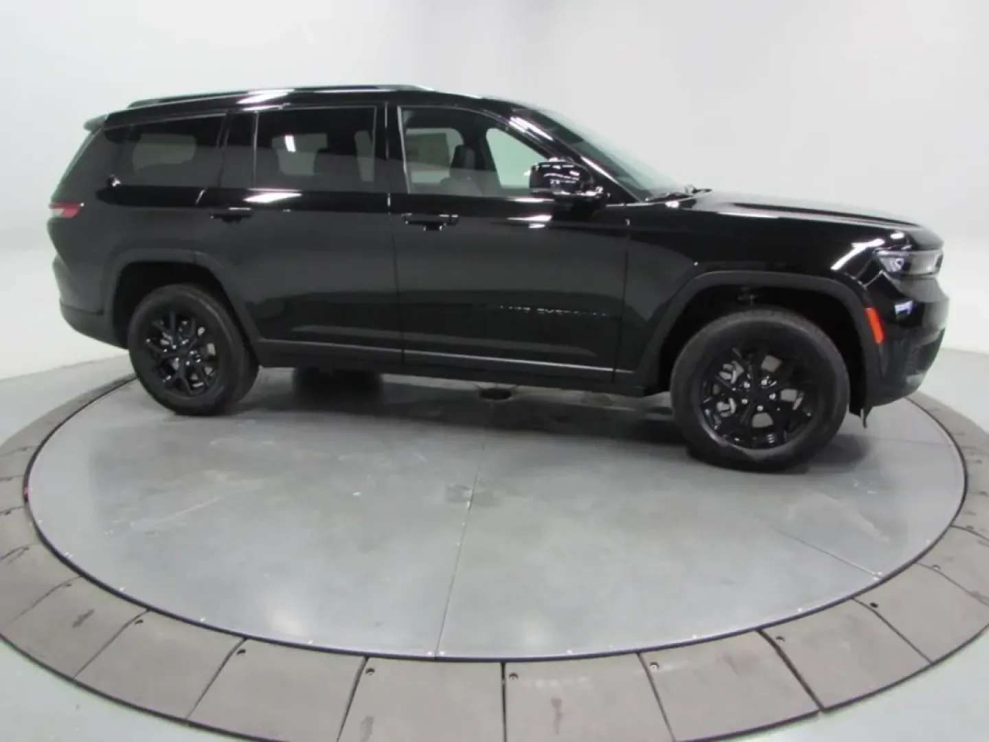 2025 /Global Black Jeep Grand Cherokee Altitude X (1C4RJKAG1S8) with an Other engine, Automatic transmission, located at 12830 Highway 21, De Soto, MO, 63020, (636) 337-7777, 38.153099, -90.573624 - **Discover Your Next Adventure with the 2025 Jeep Grand Cherokee at Pettus CDJR DeSoto!**<br /> <br /> Are you ready to elevate your lifestyle with an SUV that blends rugged capability with luxurious comfort? Whether you're conquering off-road trails, embarking on family road trips, or commuting thr - Photo#3