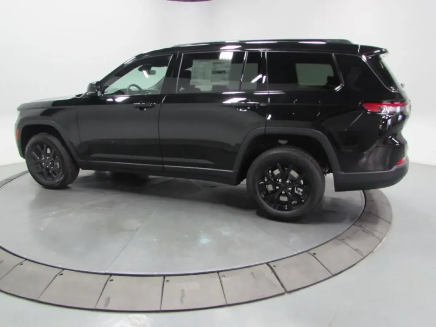 2025 /Global Black Jeep Grand Cherokee Altitude X (1C4RJKAG1S8) with an Other engine, Automatic transmission, located at 12830 Highway 21, De Soto, MO, 63020, (636) 337-7777, 38.153099, -90.573624 - **Discover Your Next Adventure with the 2025 Jeep Grand Cherokee at Pettus CDJR DeSoto!**<br /> <br /> Are you ready to elevate your lifestyle with an SUV that blends rugged capability with luxurious comfort? Whether you're conquering off-road trails, embarking on family road trips, or commuting thr - Photo#4