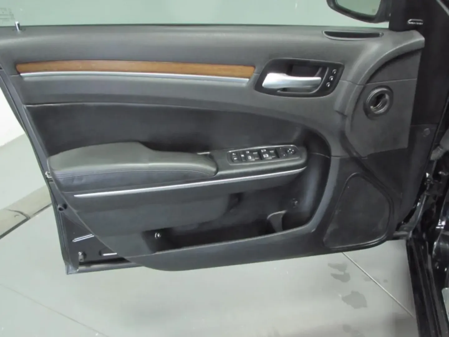 2018 /Black Chrysler 300 C (2C3CCAPT8JH) with an Other engine, Automatic transmission, located at 12830 Highway 21, De Soto, MO, 63020, (636) 337-7777, 38.153099, -90.573624 - Looking for a spacious and luxurious sedan that perfectly balances comfort and performance? The 2018 Chrysler 300C is the ideal choice for those who appreciate the finer things in life while still needing a reliable vehicle for daily commutes or weekend getaways. With its powerful 5.7L engine and re - Photo#10