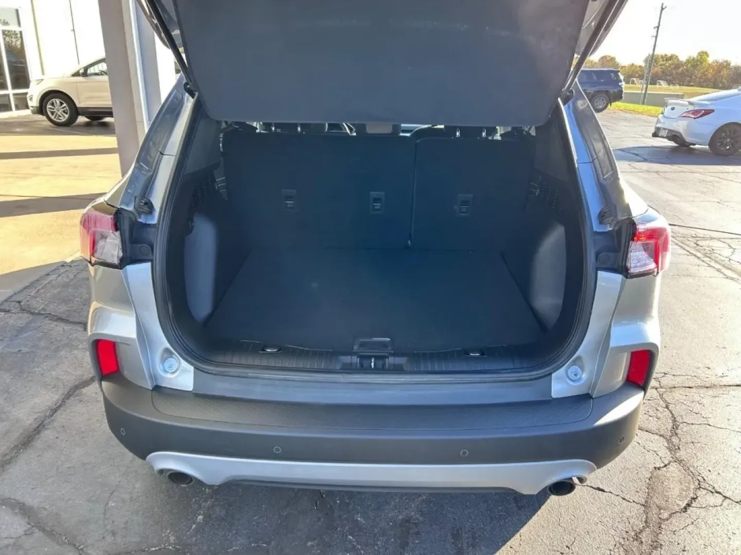 2022 /Dark Earth Gray Cloth Ford Escape SE (1FMCU9G63NU) with an 1.5L EcoBoost engine, Automatic transmission, located at 141 Commercial Dr, Fredericktown, MO, 63645, (573) 783-6432, 37.570087, -90.320648 - ### Discover Your Next Adventure with the 2022 Ford Escape SE at Pettus Ford Fredericktown!<br /> <br /> Are you searching for an SUV that seamlessly blends style, comfort, and performance? Look no further than the 2022 Ford Escape SE, now available at Pettus Ford Fredericktown. This versatile vehic - Photo#4