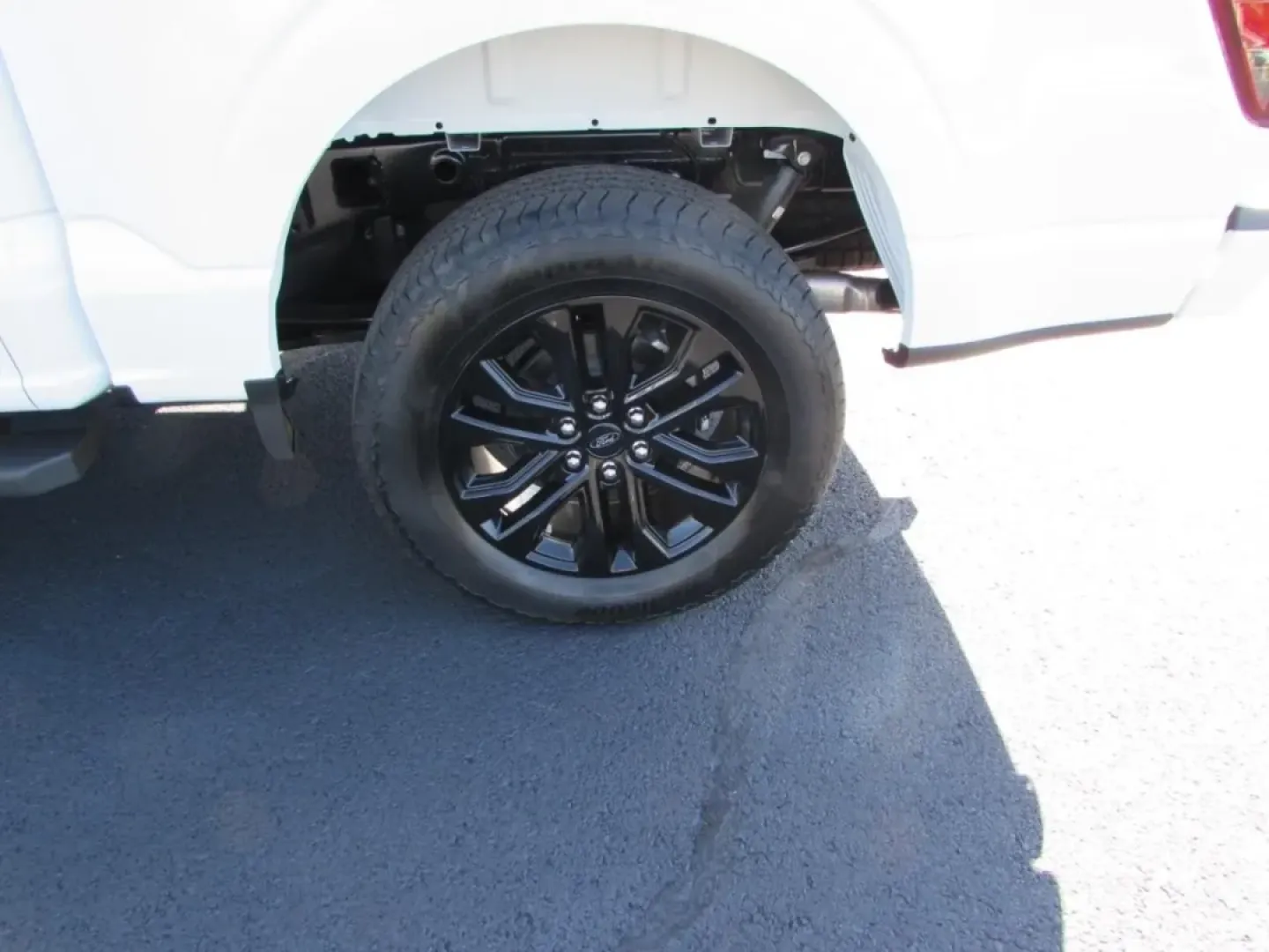 2025 /Black Medium Dark Slate Ford F-150 Lariat (1FTFW5L52SK) with an 5.0L V8 engine, located at 12836 Highway 21, De Soto, MO, 63020, (636) 337-7777, 38.151867, -90.575615 - Are you ready to elevate your adventure game? Whether you're hauling gear for a weekend camping trip or navigating your daily commute, the 2025 Ford F-150 LARIAT is the truck that seamlessly fits into your lifestyle. With its powerful 5.0L V8 engine and robust four-wheel-drive capability, this vehic - Photo#10