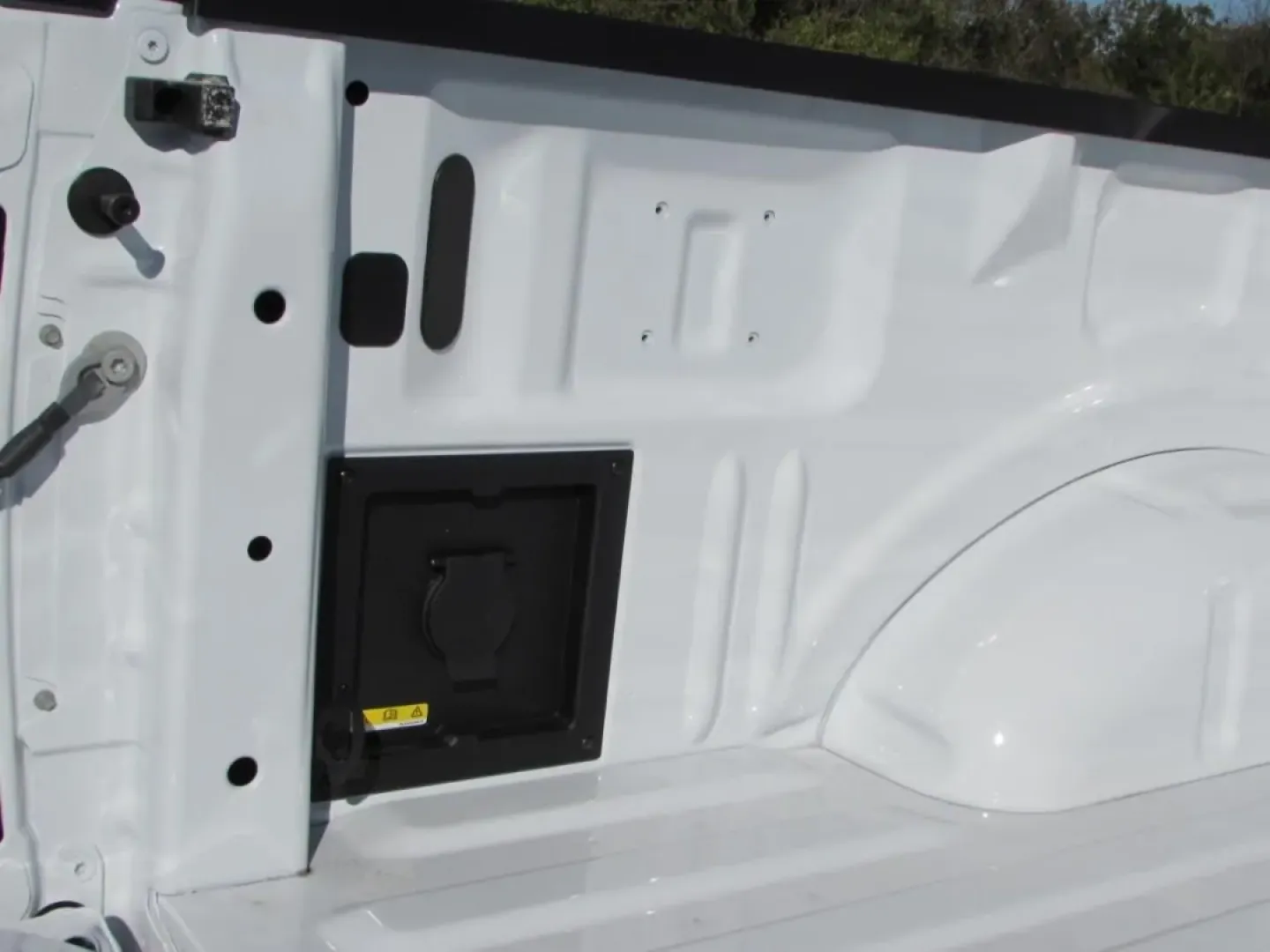 2025 /Black Medium Dark Slate Ford F-150 Lariat (1FTFW5L52SK) with an 5.0L V8 engine, located at 12836 Highway 21, De Soto, MO, 63020, (636) 337-7777, 38.151867, -90.575615 - Are you ready to elevate your adventure game? Whether you're hauling gear for a weekend camping trip or navigating your daily commute, the 2025 Ford F-150 LARIAT is the truck that seamlessly fits into your lifestyle. With its powerful 5.0L V8 engine and robust four-wheel-drive capability, this vehic - Photo#13