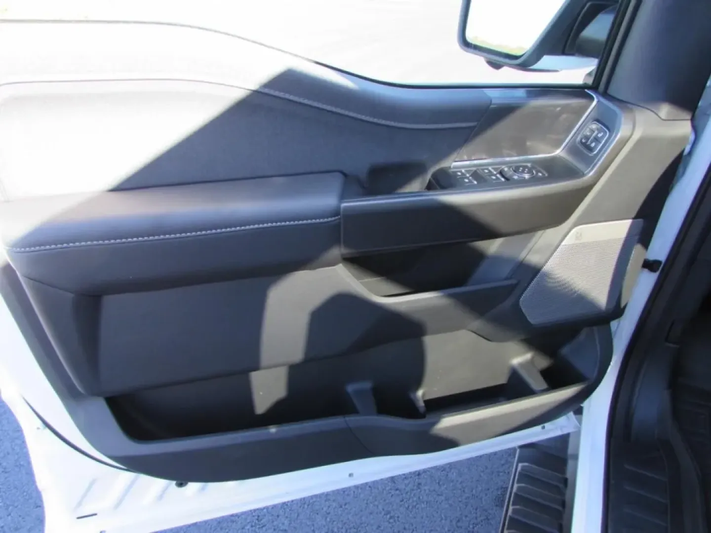 2025 /Black Medium Dark Slate Ford F-150 Lariat (1FTFW5L52SK) with an 5.0L V8 engine, located at 12836 Highway 21, De Soto, MO, 63020, (636) 337-7777, 38.151867, -90.575615 - Are you ready to elevate your adventure game? Whether you're hauling gear for a weekend camping trip or navigating your daily commute, the 2025 Ford F-150 LARIAT is the truck that seamlessly fits into your lifestyle. With its powerful 5.0L V8 engine and robust four-wheel-drive capability, this vehic - Photo#14