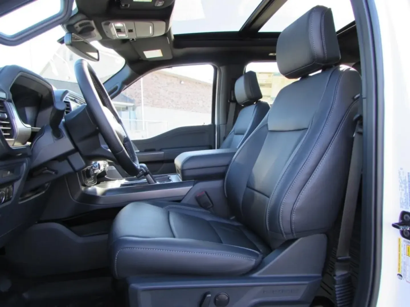 2025 /Black Medium Dark Slate Ford F-150 Lariat (1FTFW5L52SK) with an 5.0L V8 engine, located at 12836 Highway 21, De Soto, MO, 63020, (636) 337-7777, 38.151867, -90.575615 - Are you ready to elevate your adventure game? Whether you're hauling gear for a weekend camping trip or navigating your daily commute, the 2025 Ford F-150 LARIAT is the truck that seamlessly fits into your lifestyle. With its powerful 5.0L V8 engine and robust four-wheel-drive capability, this vehic - Photo#15