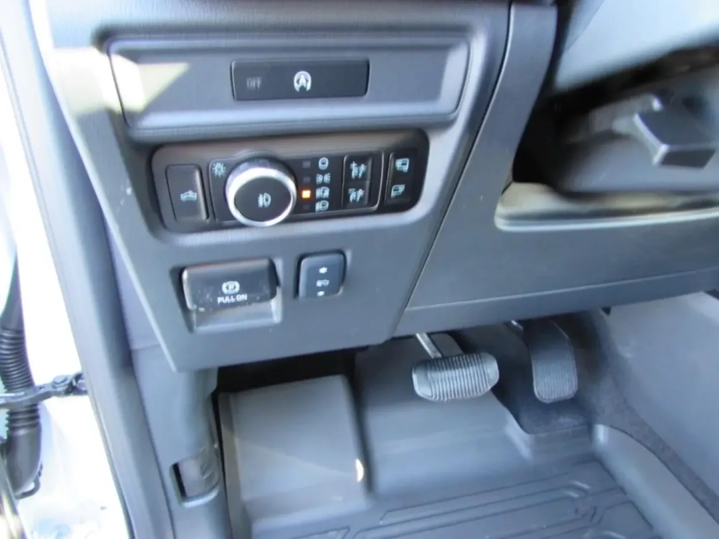 2025 /Black Medium Dark Slate Ford F-150 Lariat (1FTFW5L52SK) with an 5.0L V8 engine, located at 12836 Highway 21, De Soto, MO, 63020, (636) 337-7777, 38.151867, -90.575615 - Are you ready to elevate your adventure game? Whether you're hauling gear for a weekend camping trip or navigating your daily commute, the 2025 Ford F-150 LARIAT is the truck that seamlessly fits into your lifestyle. With its powerful 5.0L V8 engine and robust four-wheel-drive capability, this vehic - Photo#16