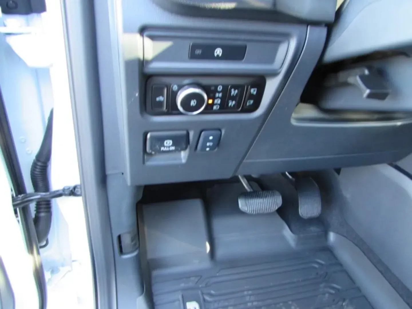 2025 /Black Medium Dark Slate Ford F-150 Lariat (1FTFW5L52SK) with an 5.0L V8 engine, located at 12836 Highway 21, De Soto, MO, 63020, (636) 337-7777, 38.151867, -90.575615 - Are you ready to elevate your adventure game? Whether you're hauling gear for a weekend camping trip or navigating your daily commute, the 2025 Ford F-150 LARIAT is the truck that seamlessly fits into your lifestyle. With its powerful 5.0L V8 engine and robust four-wheel-drive capability, this vehic - Photo#17