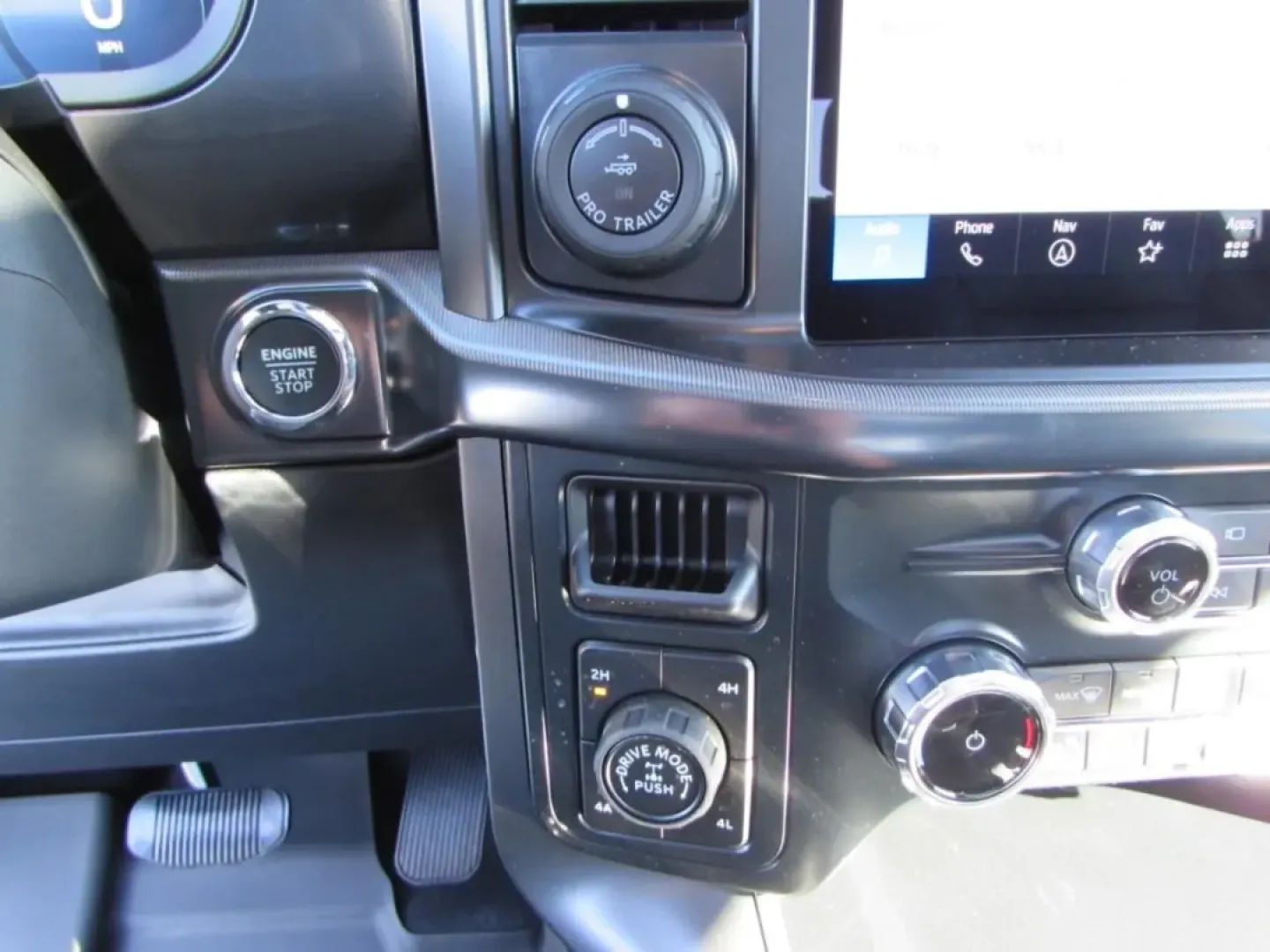 2025 /Black Medium Dark Slate Ford F-150 Lariat (1FTFW5L52SK) with an 5.0L V8 engine, located at 12836 Highway 21, De Soto, MO, 63020, (636) 337-7777, 38.151867, -90.575615 - Are you ready to elevate your adventure game? Whether you're hauling gear for a weekend camping trip or navigating your daily commute, the 2025 Ford F-150 LARIAT is the truck that seamlessly fits into your lifestyle. With its powerful 5.0L V8 engine and robust four-wheel-drive capability, this vehic - Photo#23