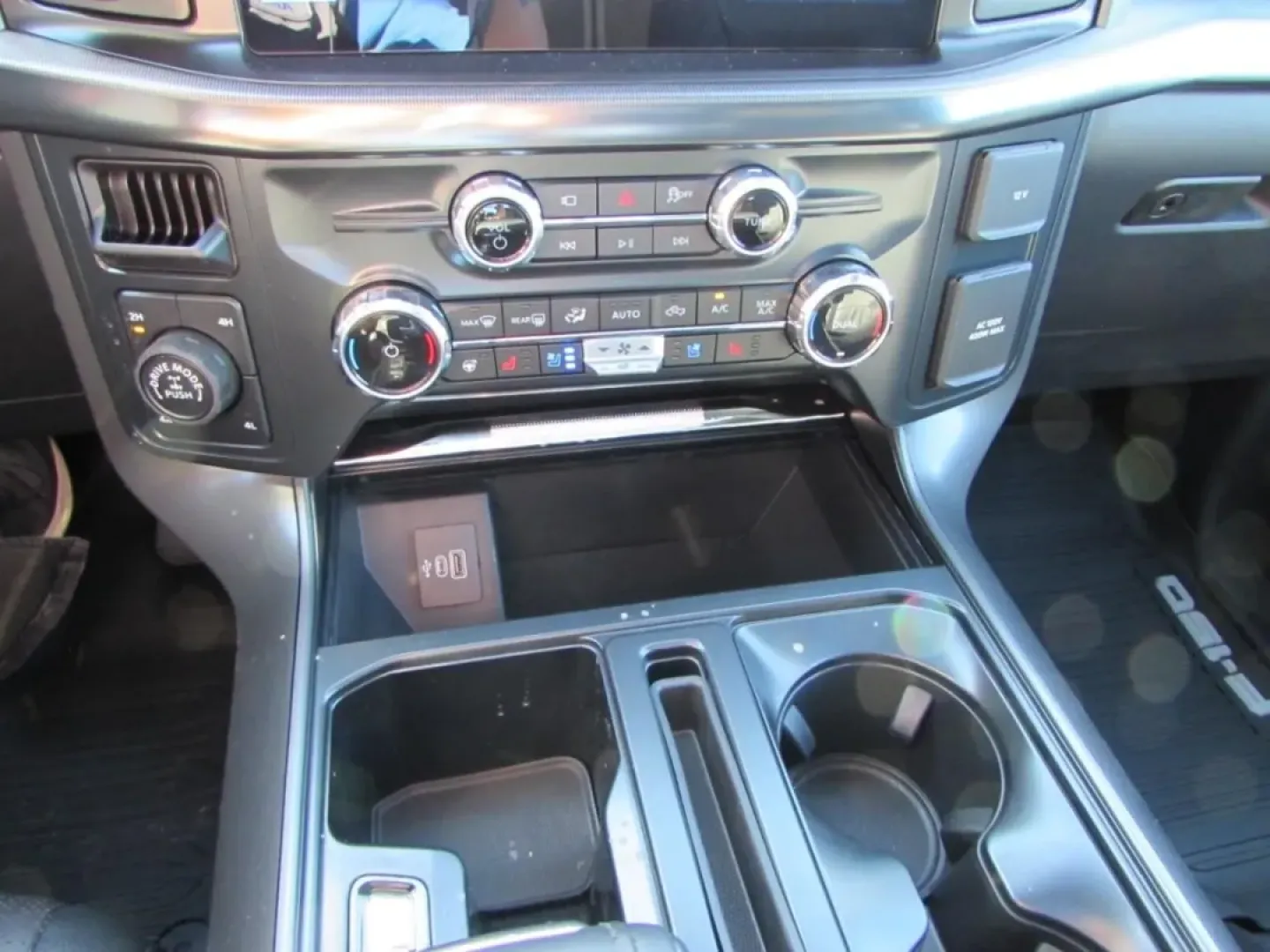 2025 /Black Medium Dark Slate Ford F-150 Lariat (1FTFW5L52SK) with an 5.0L V8 engine, located at 12836 Highway 21, De Soto, MO, 63020, (636) 337-7777, 38.151867, -90.575615 - Are you ready to elevate your adventure game? Whether you're hauling gear for a weekend camping trip or navigating your daily commute, the 2025 Ford F-150 LARIAT is the truck that seamlessly fits into your lifestyle. With its powerful 5.0L V8 engine and robust four-wheel-drive capability, this vehic - Photo#24