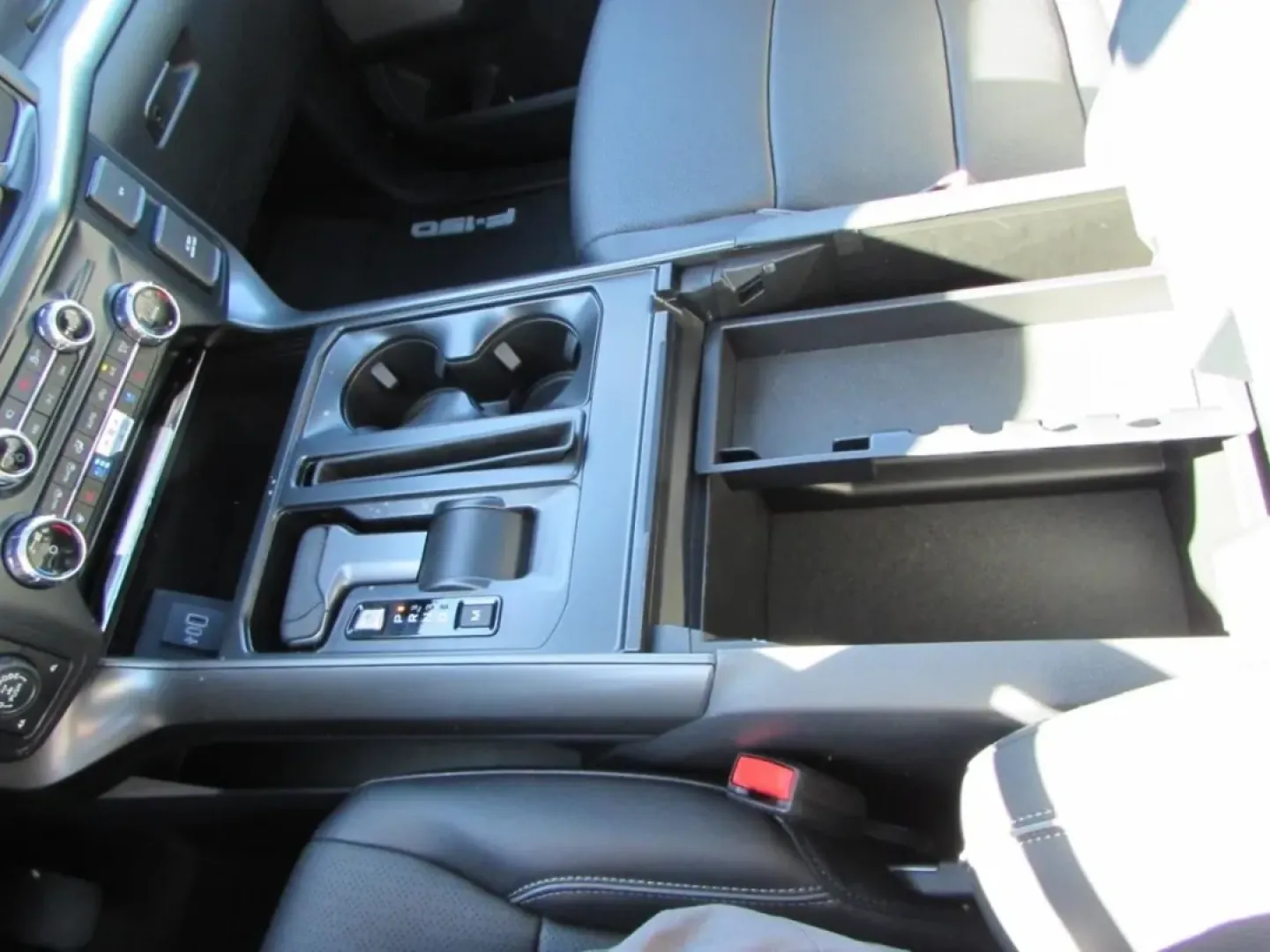 2025 /Black Medium Dark Slate Ford F-150 Lariat (1FTFW5L52SK) with an 5.0L V8 engine, located at 12836 Highway 21, De Soto, MO, 63020, (636) 337-7777, 38.151867, -90.575615 - Are you ready to elevate your adventure game? Whether you're hauling gear for a weekend camping trip or navigating your daily commute, the 2025 Ford F-150 LARIAT is the truck that seamlessly fits into your lifestyle. With its powerful 5.0L V8 engine and robust four-wheel-drive capability, this vehic - Photo#25