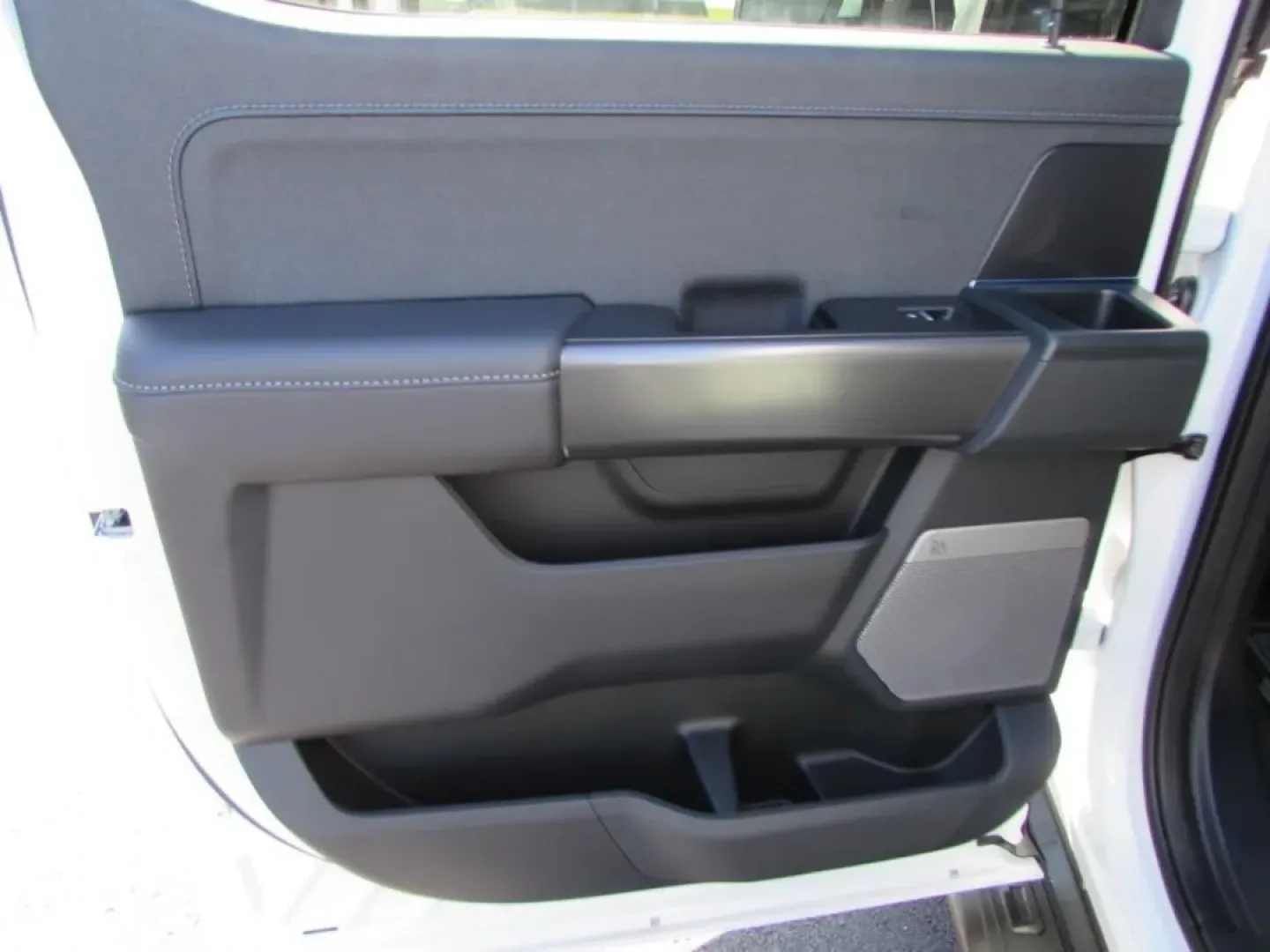 2025 /Black Medium Dark Slate Ford F-150 Lariat (1FTFW5L52SK) with an 5.0L V8 engine, located at 12836 Highway 21, De Soto, MO, 63020, (636) 337-7777, 38.151867, -90.575615 - Are you ready to elevate your adventure game? Whether you're hauling gear for a weekend camping trip or navigating your daily commute, the 2025 Ford F-150 LARIAT is the truck that seamlessly fits into your lifestyle. With its powerful 5.0L V8 engine and robust four-wheel-drive capability, this vehic - Photo#27